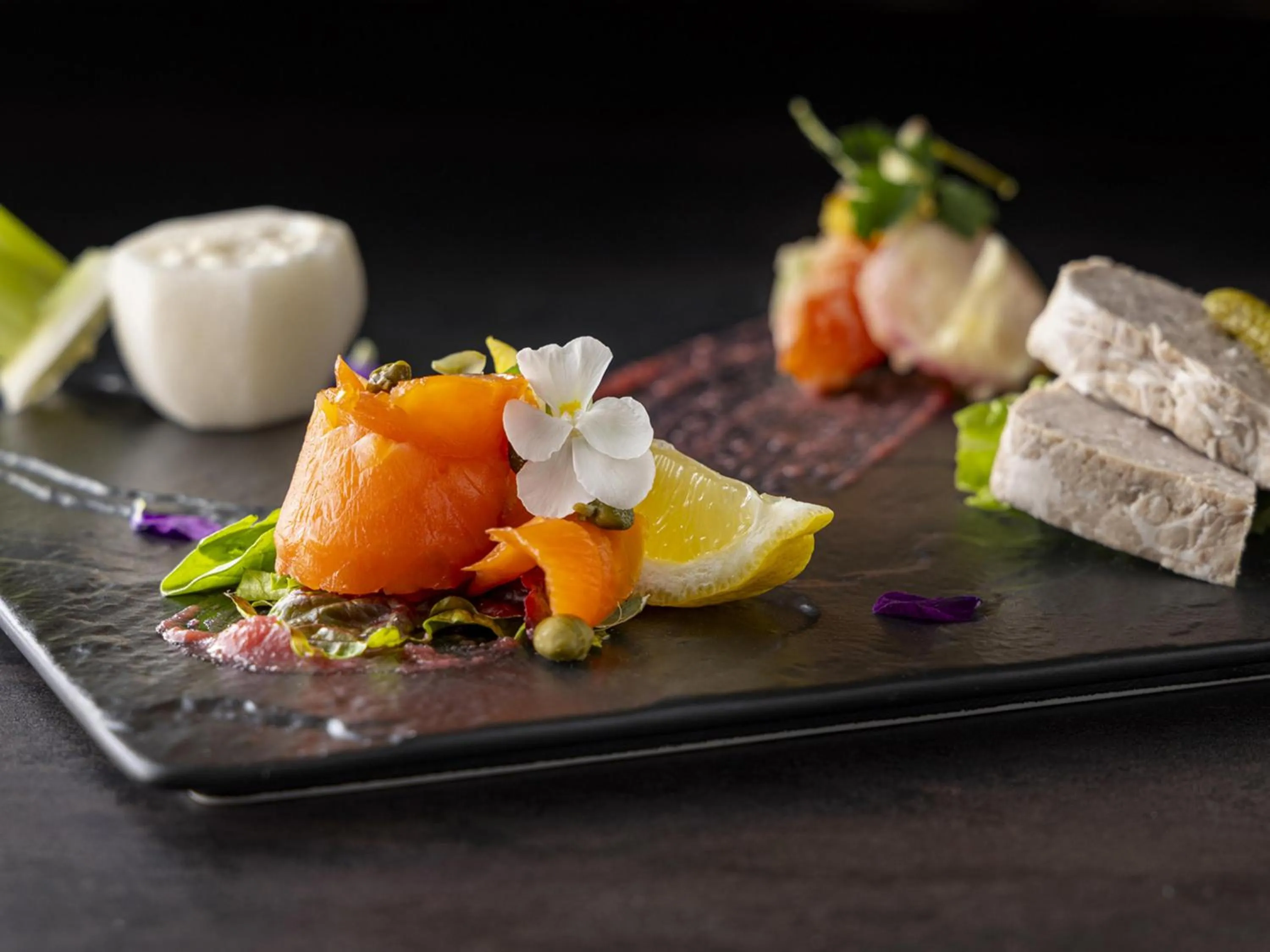 Communal lounge/ TV room in Hotel Allamanda Aoyama Tokyo