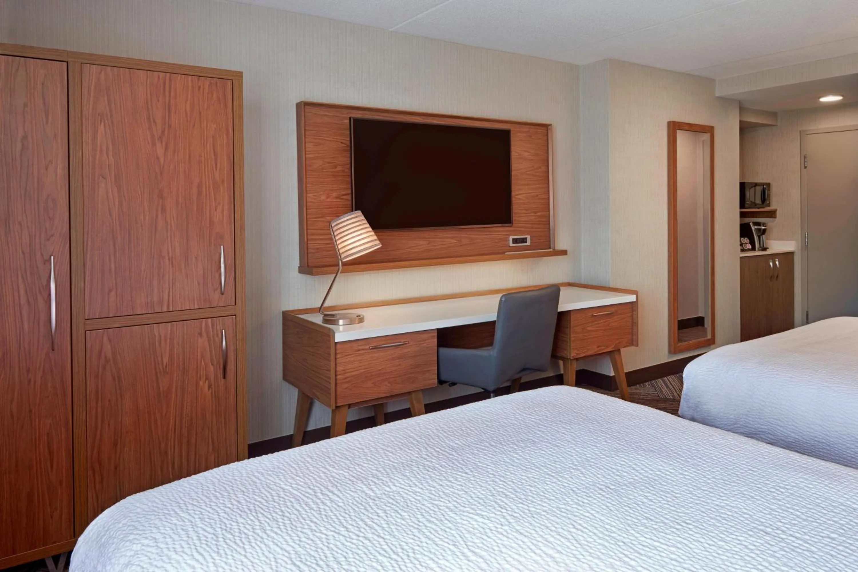 Photo of the whole room, Bed in Four Points by Sheraton Hamilton - Stoney Creek