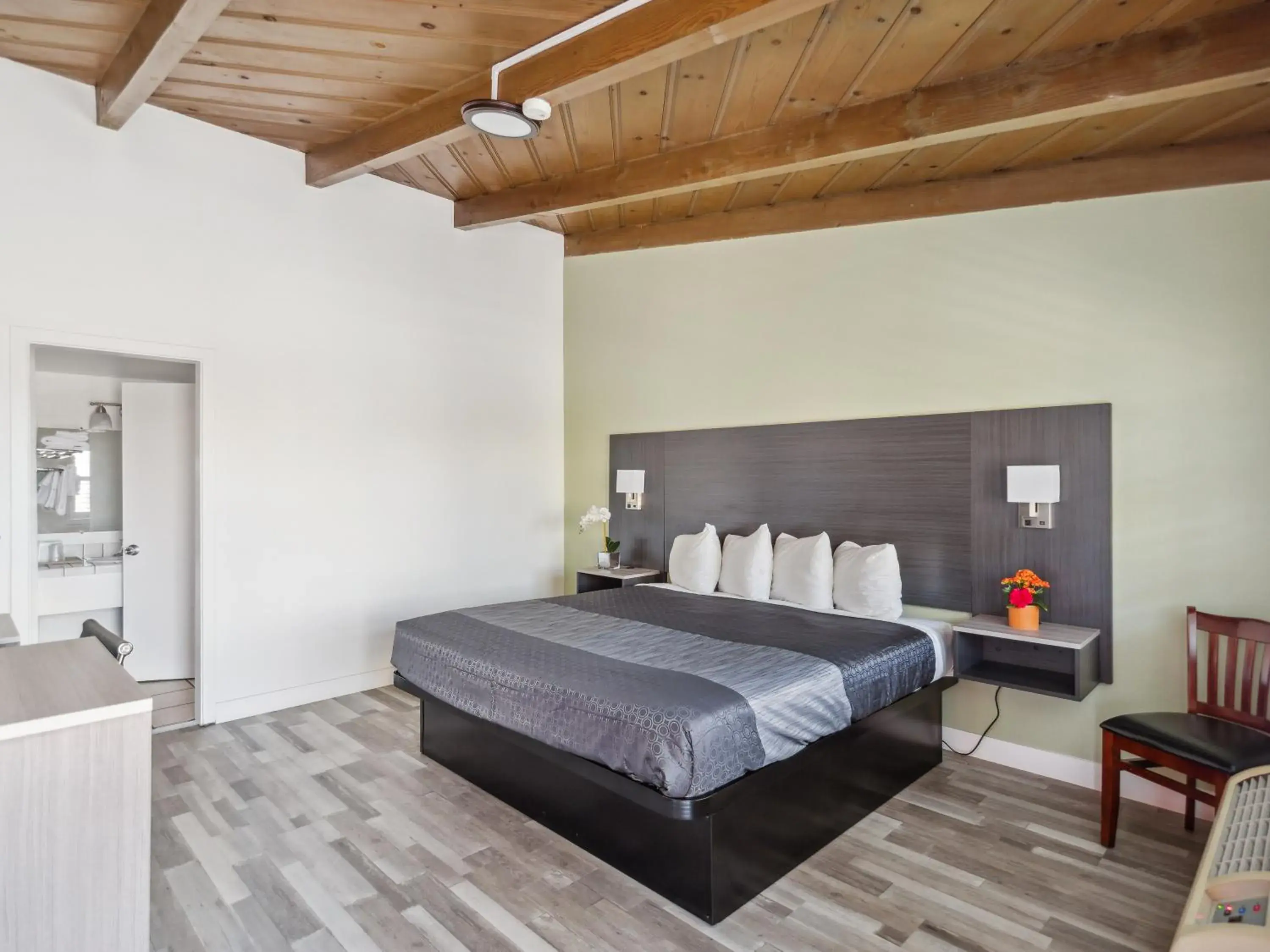 Bed in Discovery Inn Monterey Bay Bed in Discovery Inn Monterey Bay