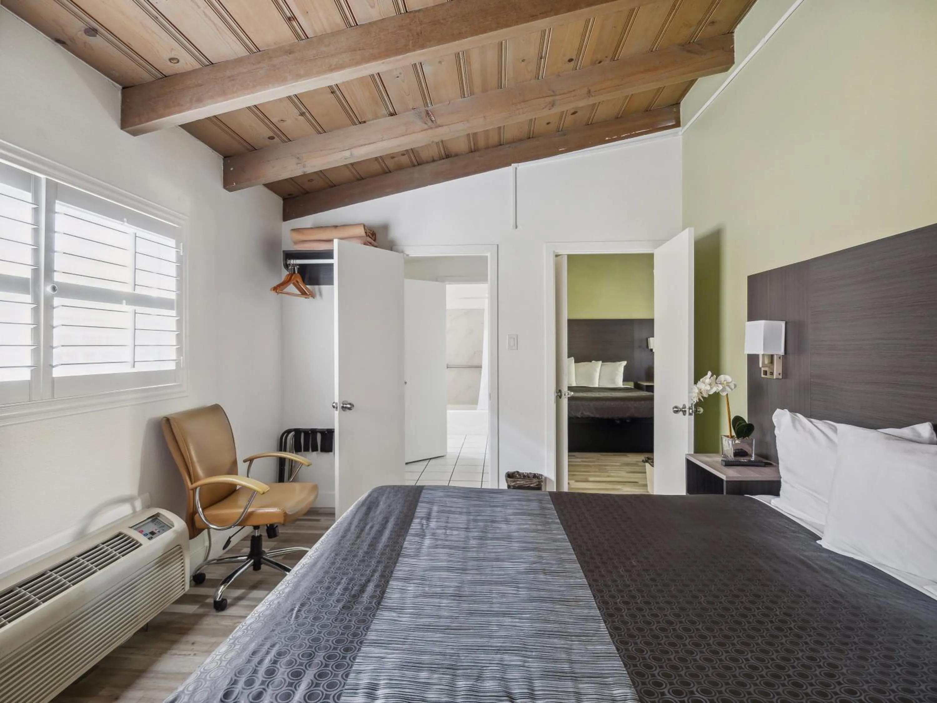 Bed in Discovery Inn Monterey Bay