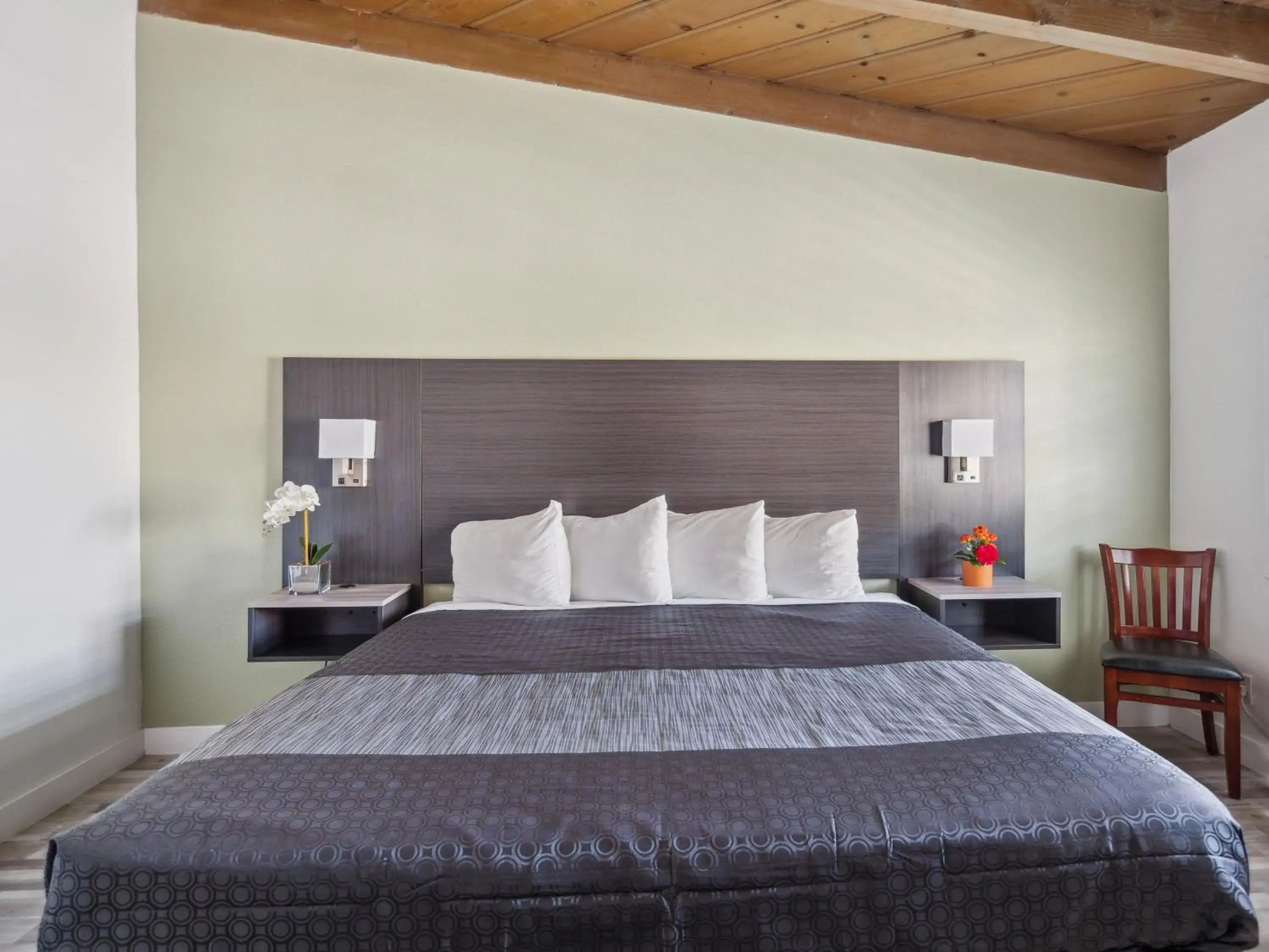 Bed in Discovery Inn Monterey Bay Bed in Discovery Inn Monterey Bay