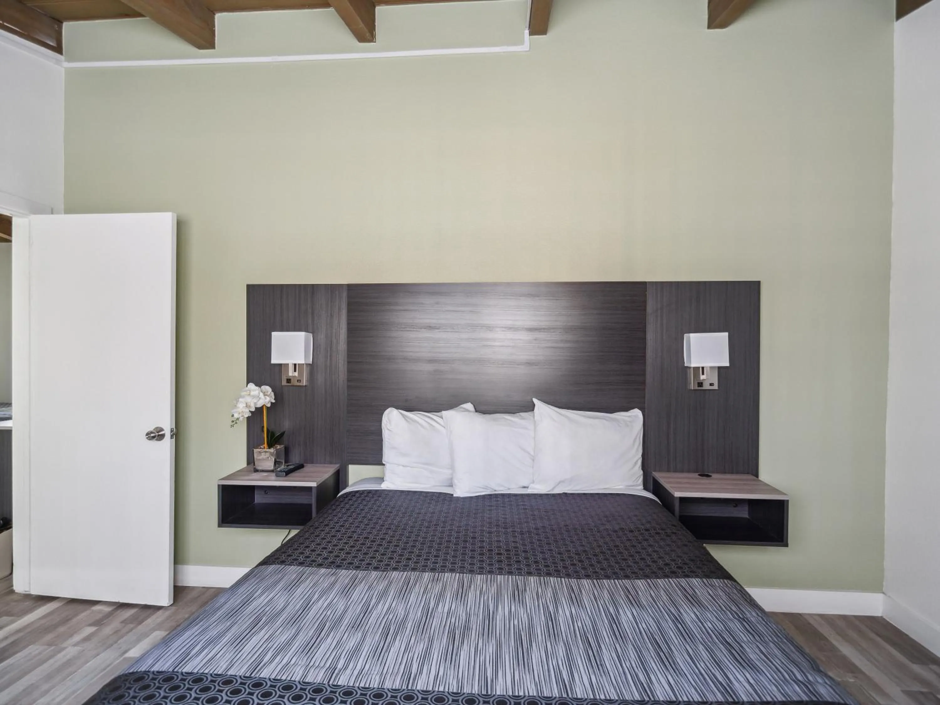 Bed in Discovery Inn Monterey Bay