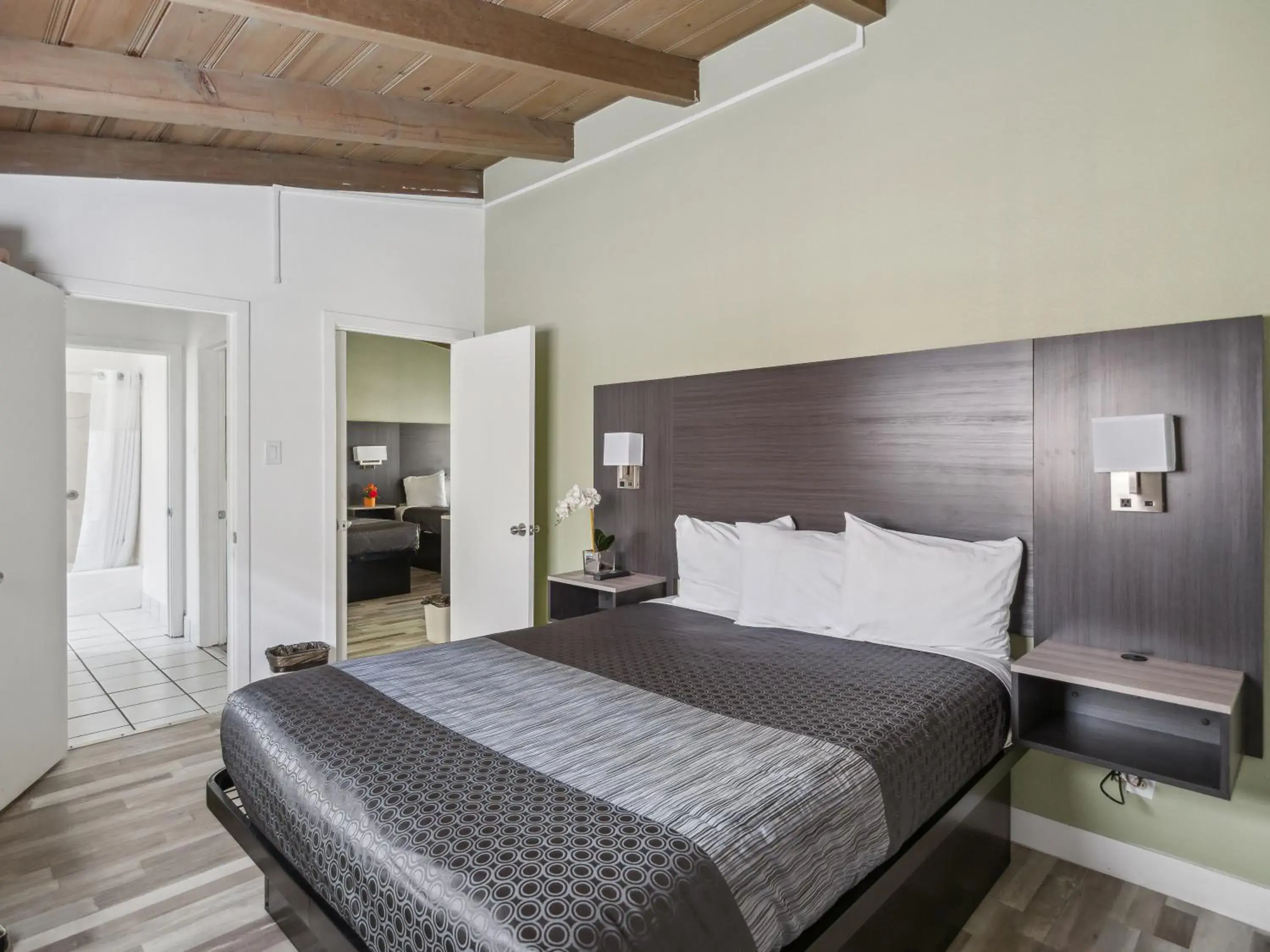 Bed in Discovery Inn Monterey Bay Bed in Discovery Inn Monterey Bay