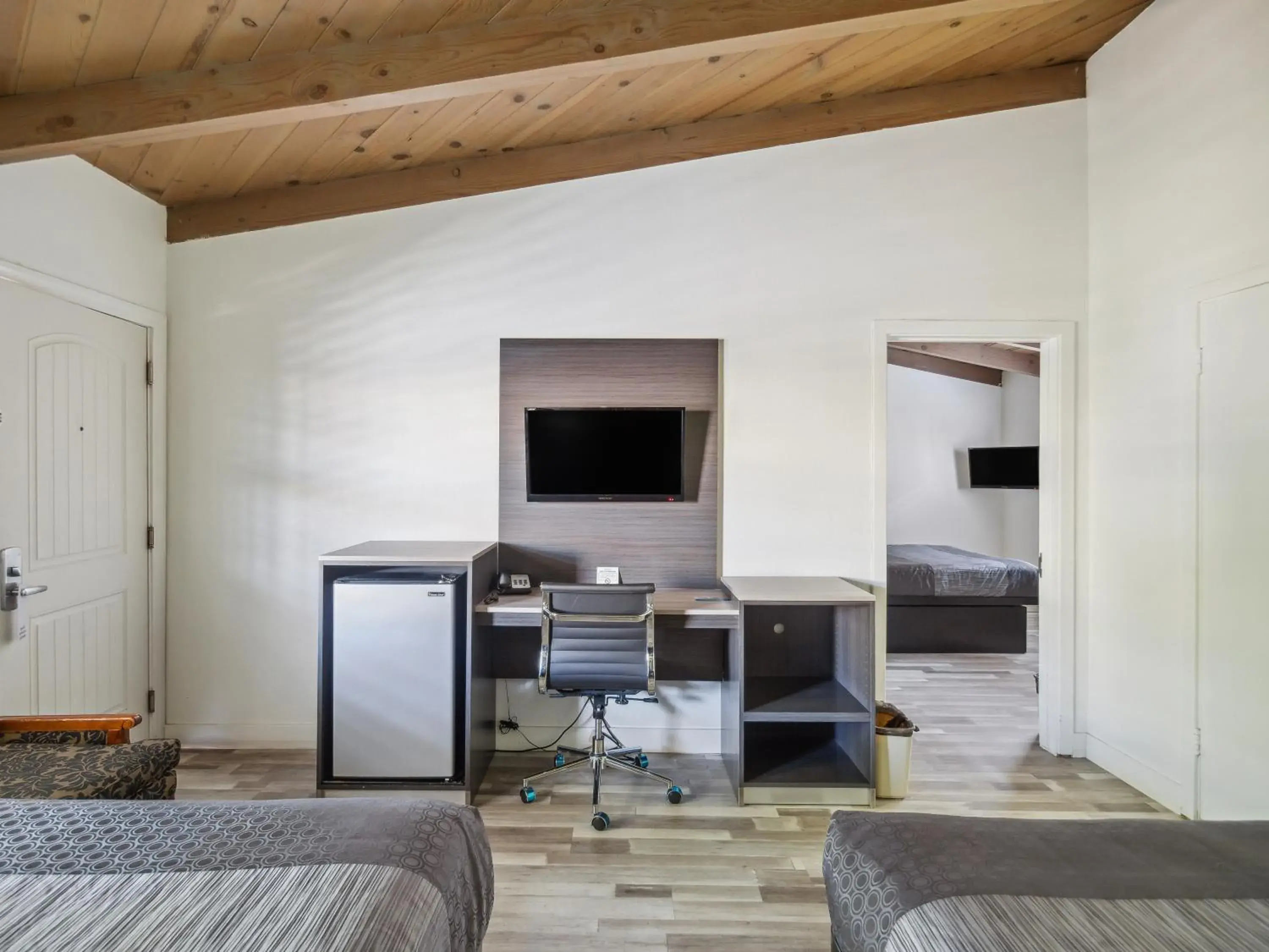 Bed in Discovery Inn Monterey Bay Bed in Discovery Inn Monterey Bay