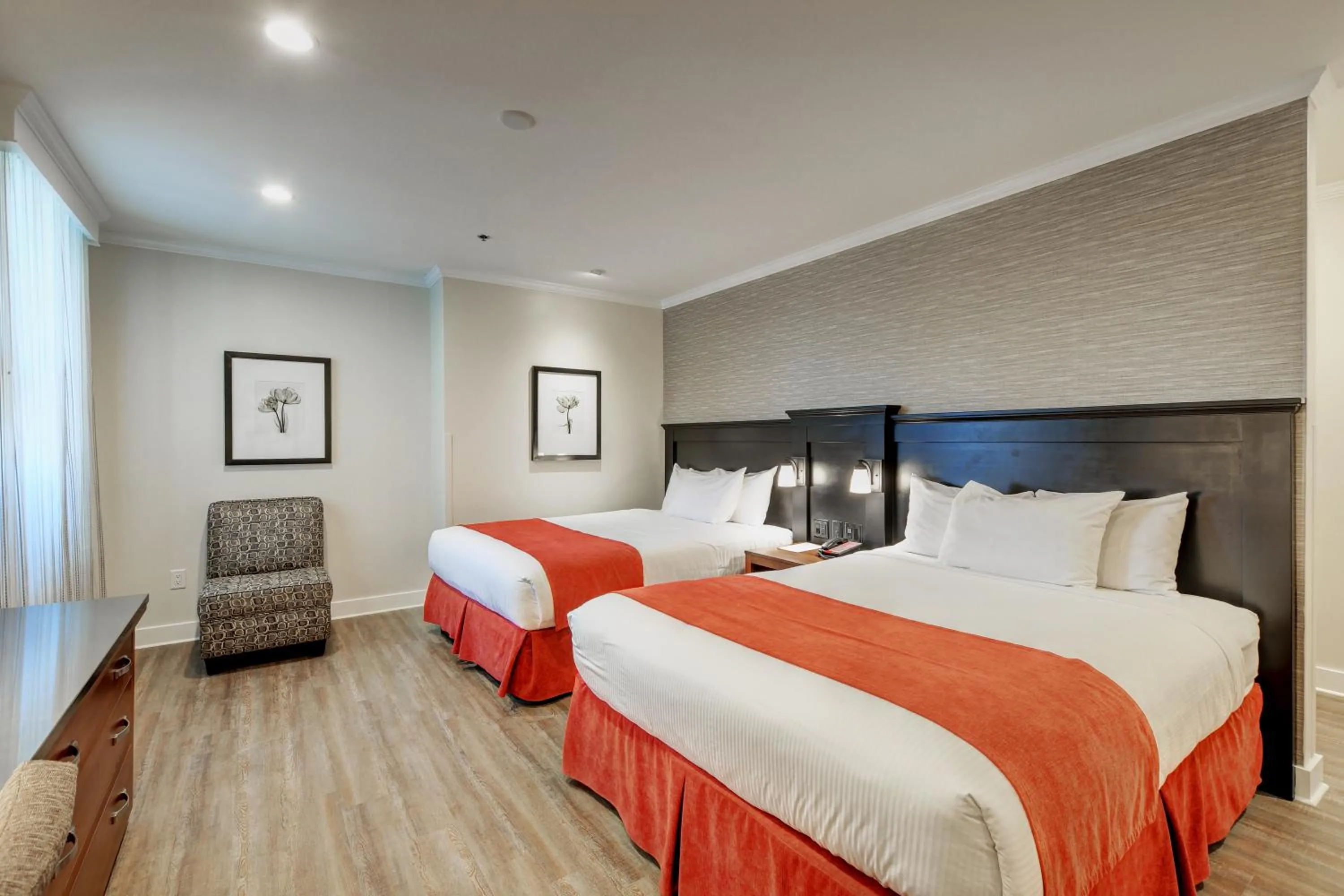 Photo of the whole room, Bed in Strathcona Hotel