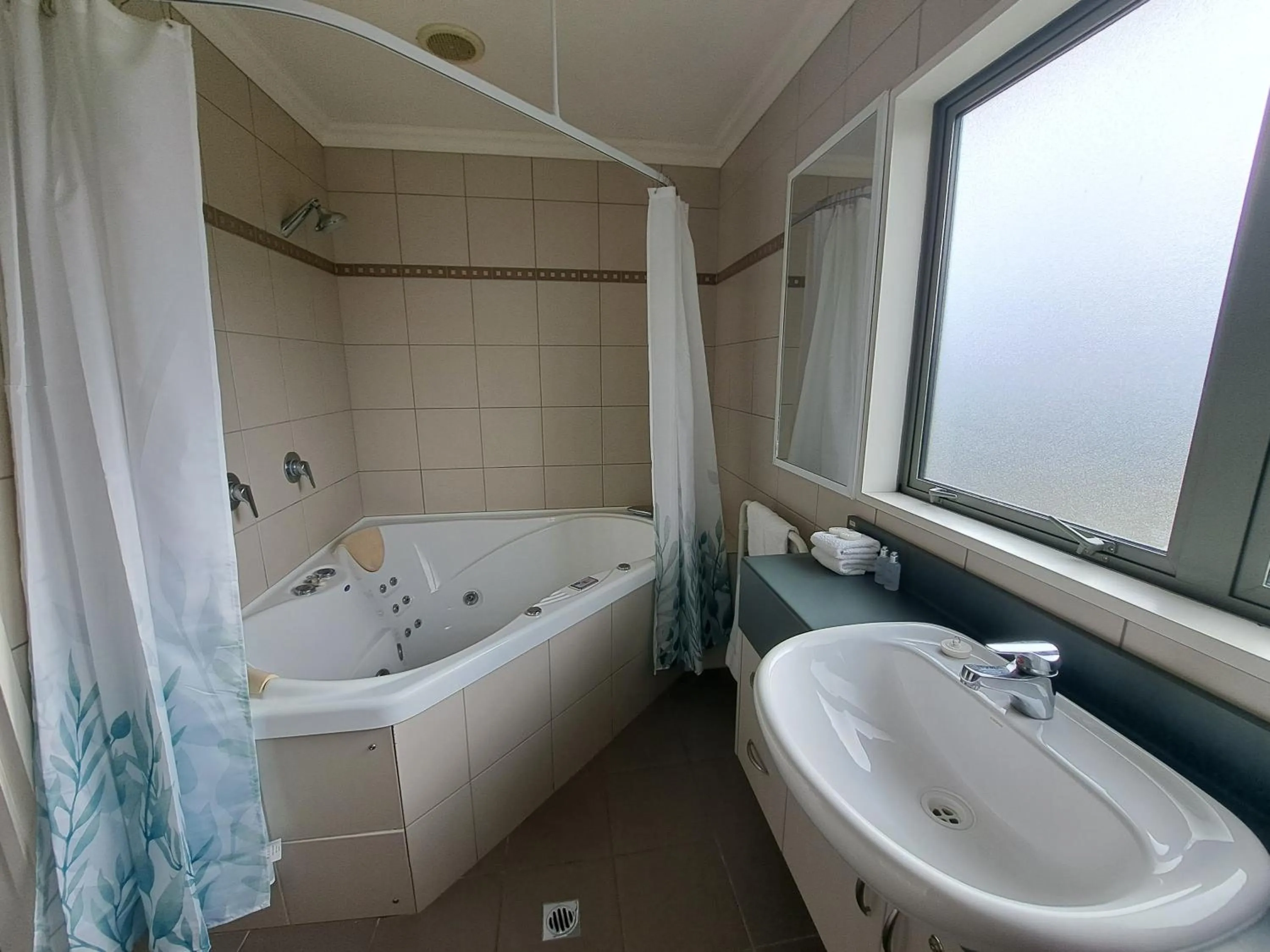 Bathroom in Hotel Lake Brunner