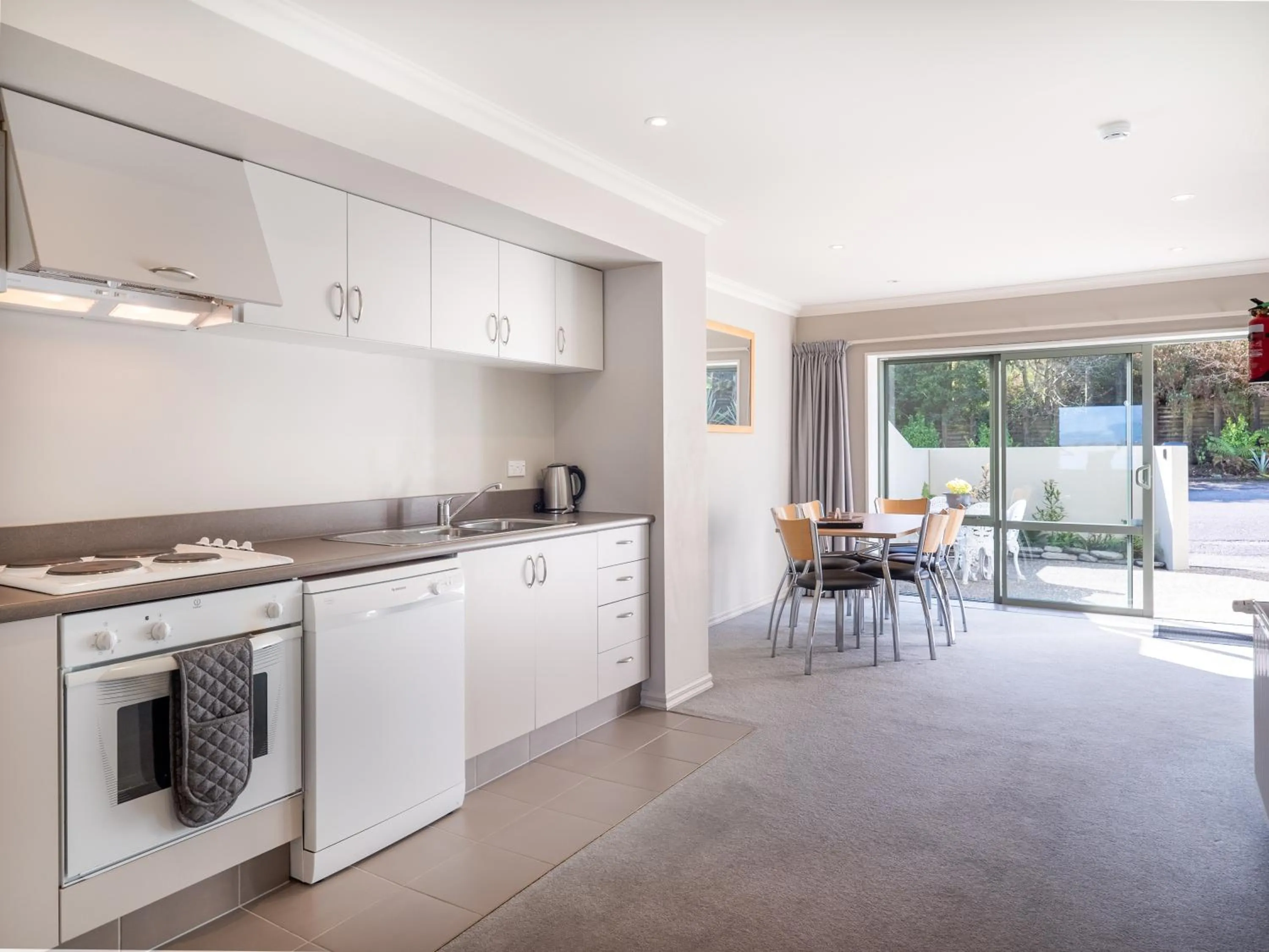 Kitchen or kitchenette in Hotel Lake Brunner