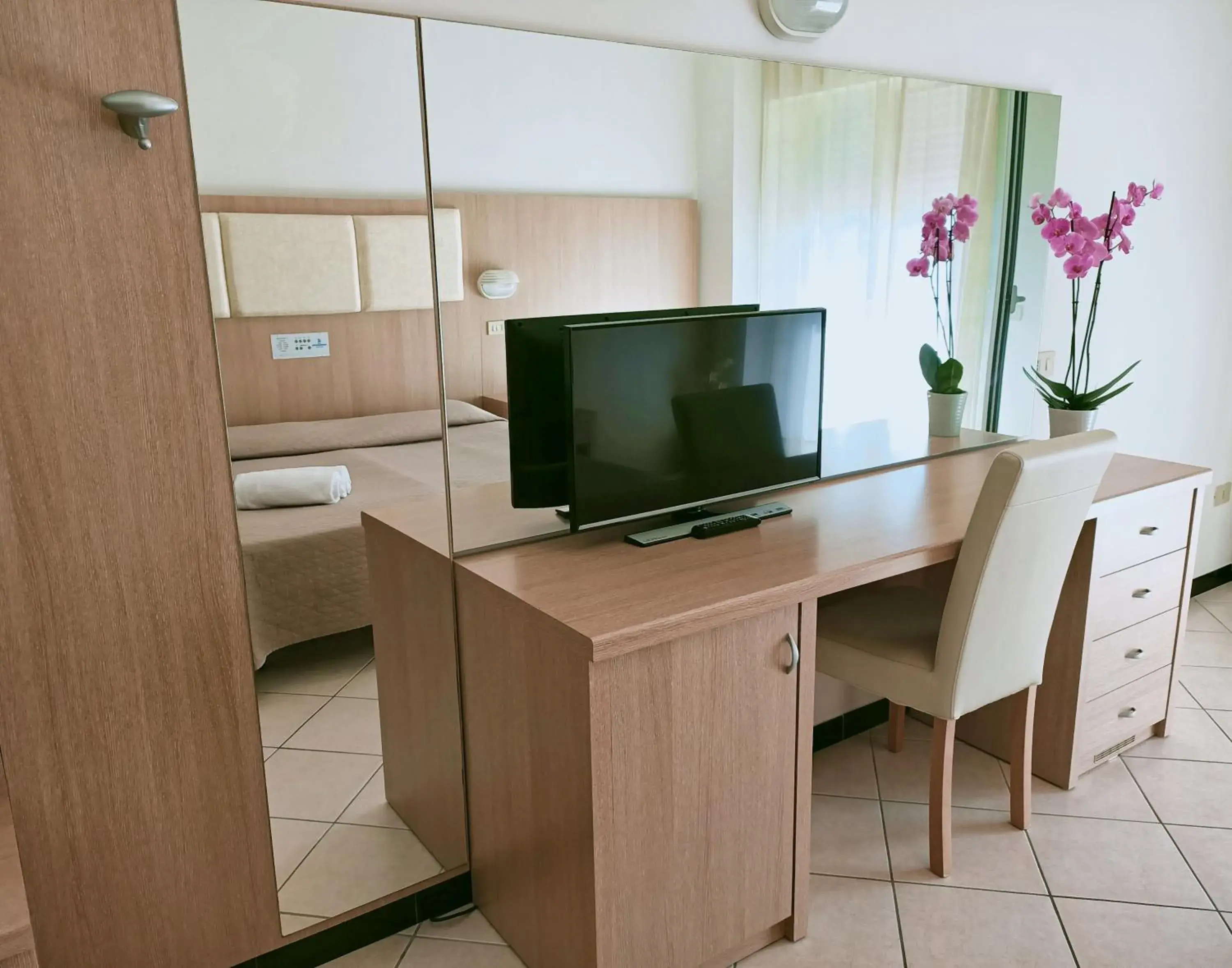 Bedroom, TV/Entertainment Center in Hotel Cormoran