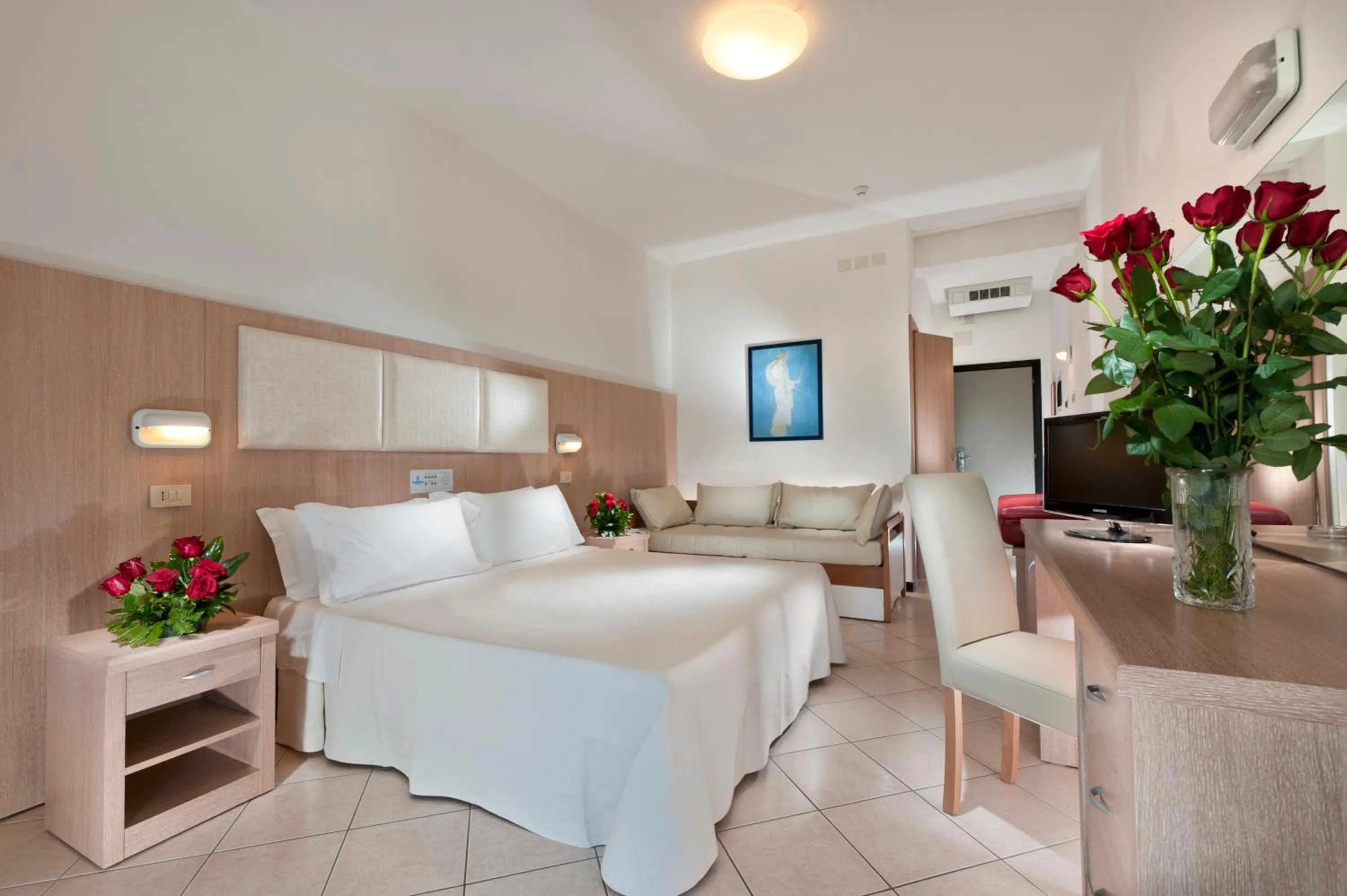 Photo of the whole room, Bed in Hotel Cormoran