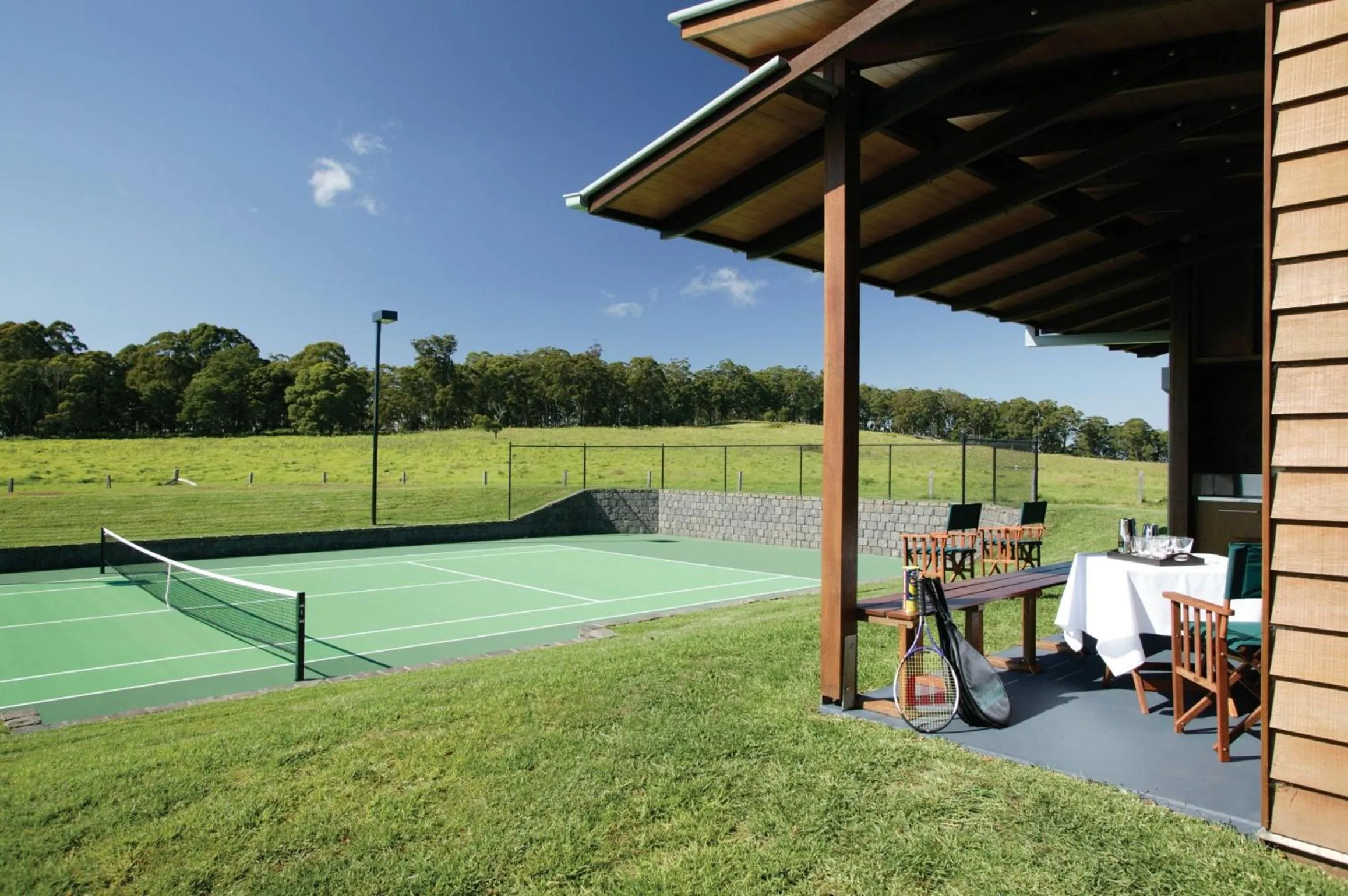 Tennis court in Spicers Peak Lodge