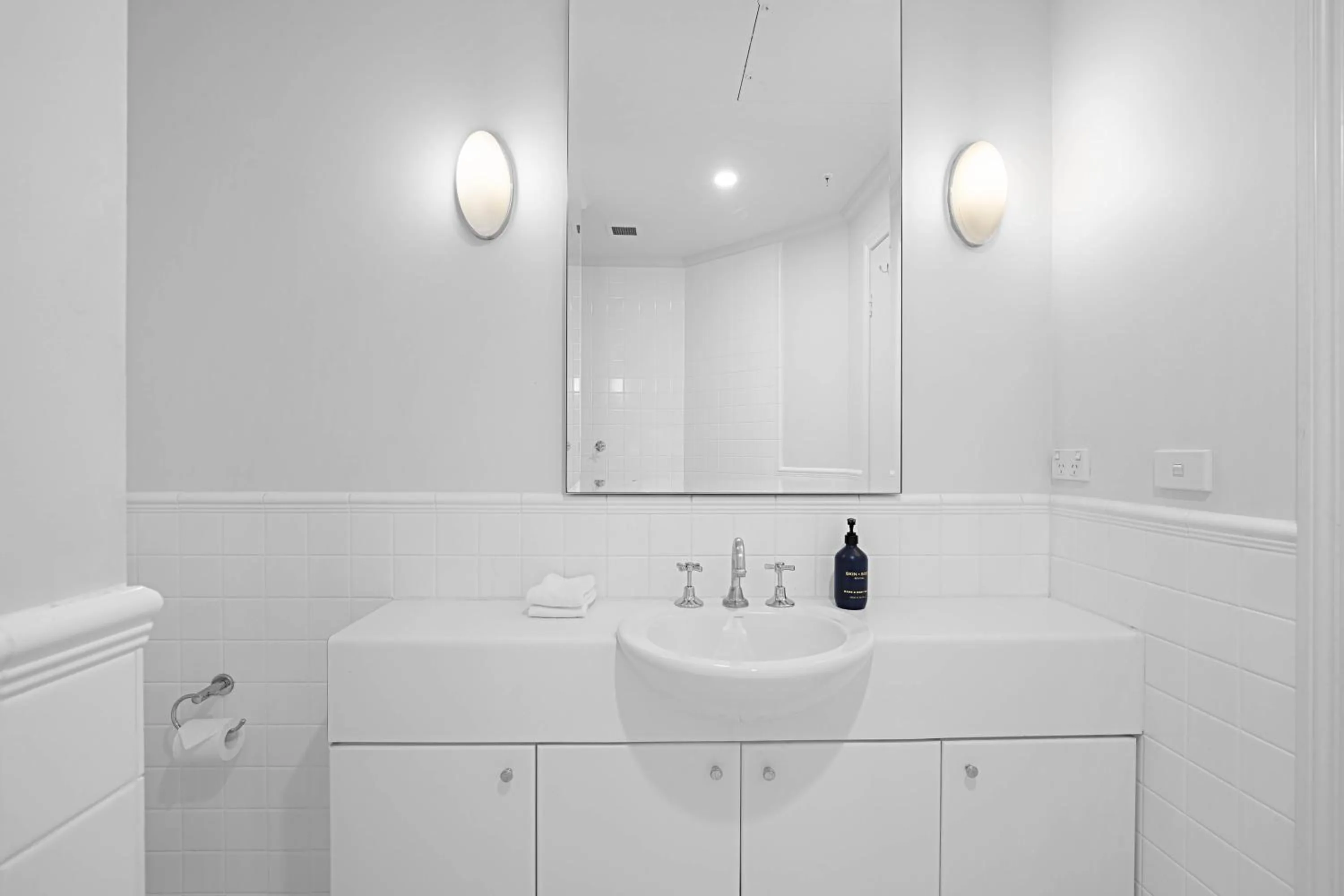 Bathroom in Comfort Apartments Melbourne Central