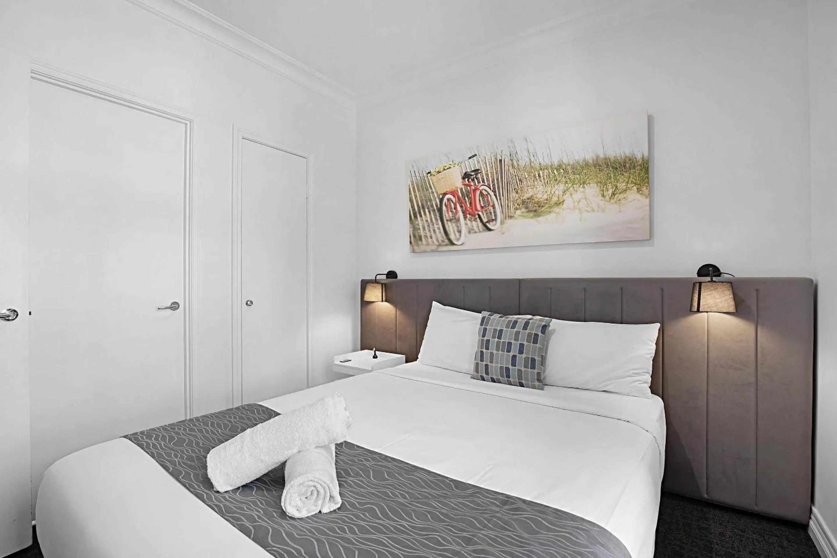 Bedroom, Bed in Comfort Apartments Melbourne Central