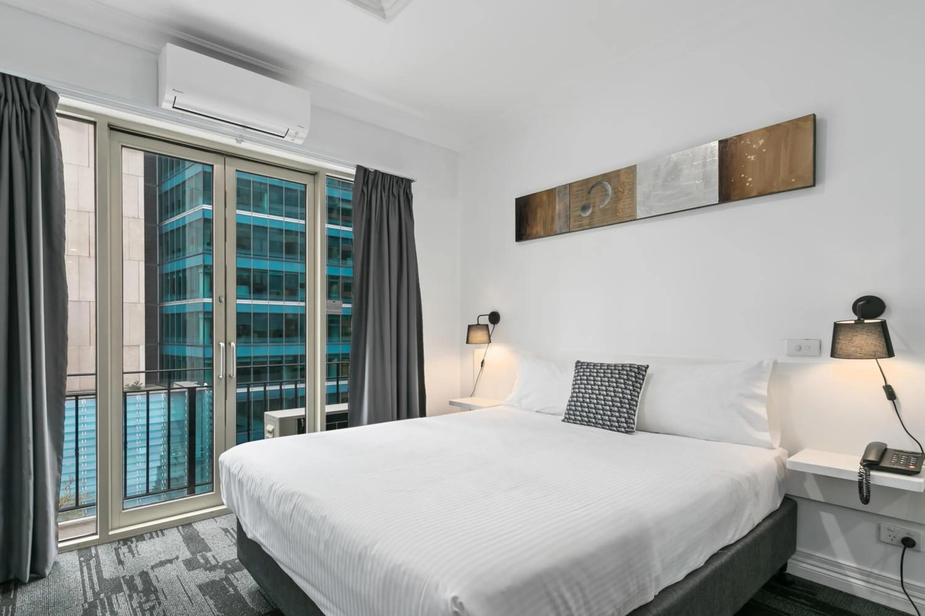 Balcony/Terrace, Bed in Comfort Apartments Melbourne Central