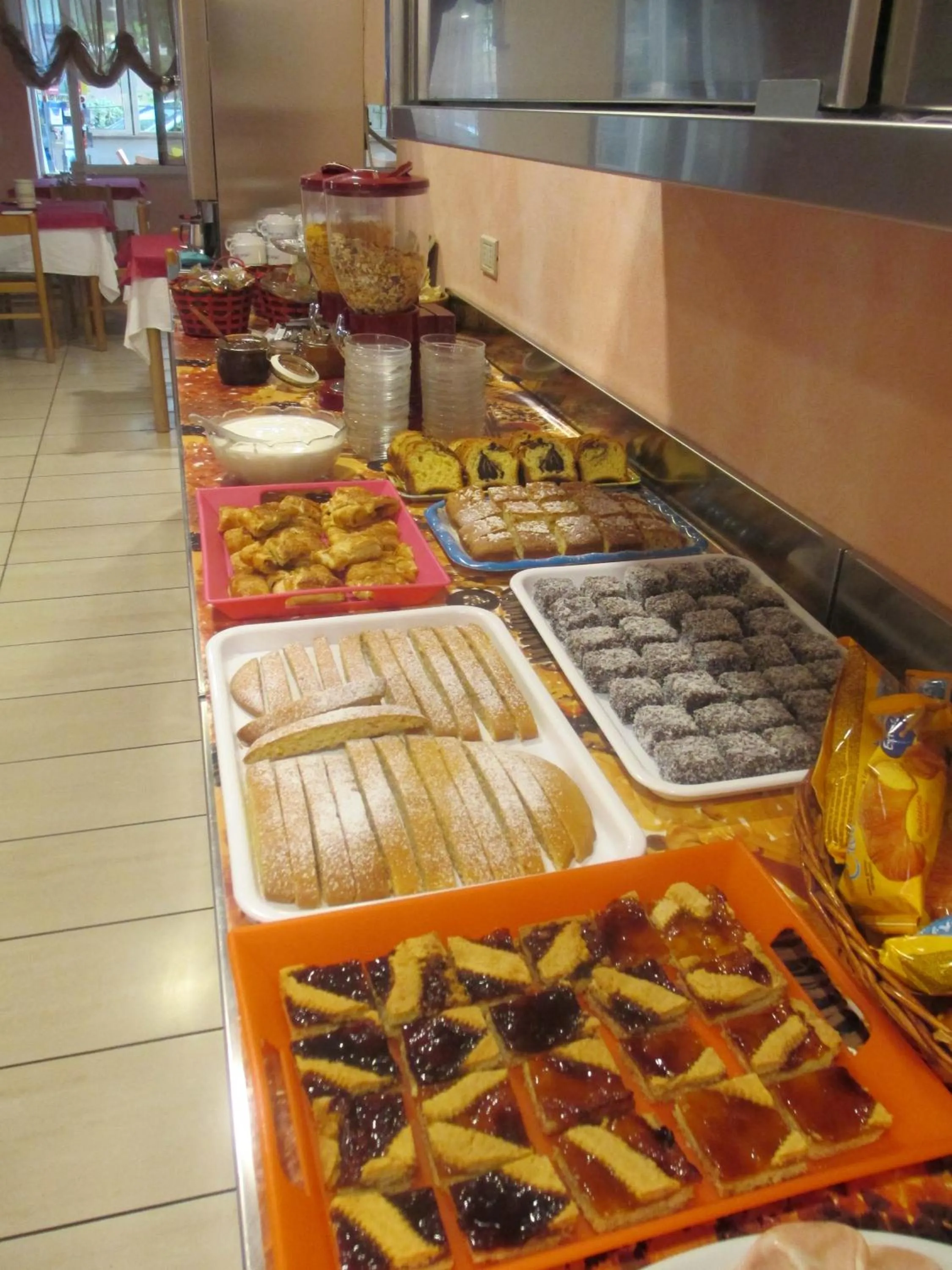 Restaurant/places to eat in Hotel Smile