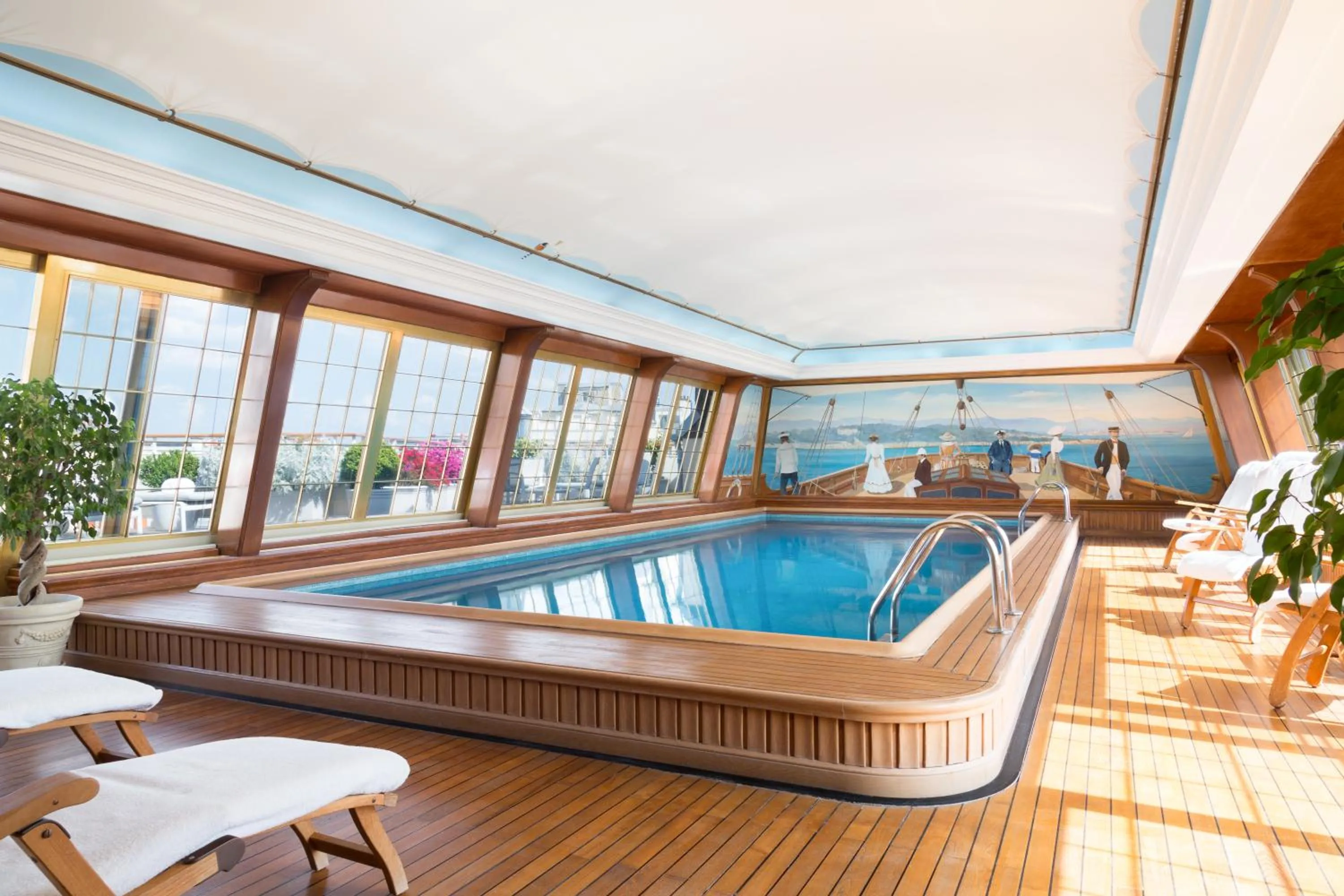 Swimming pool in Le Bristol Paris, Oetker Hotels