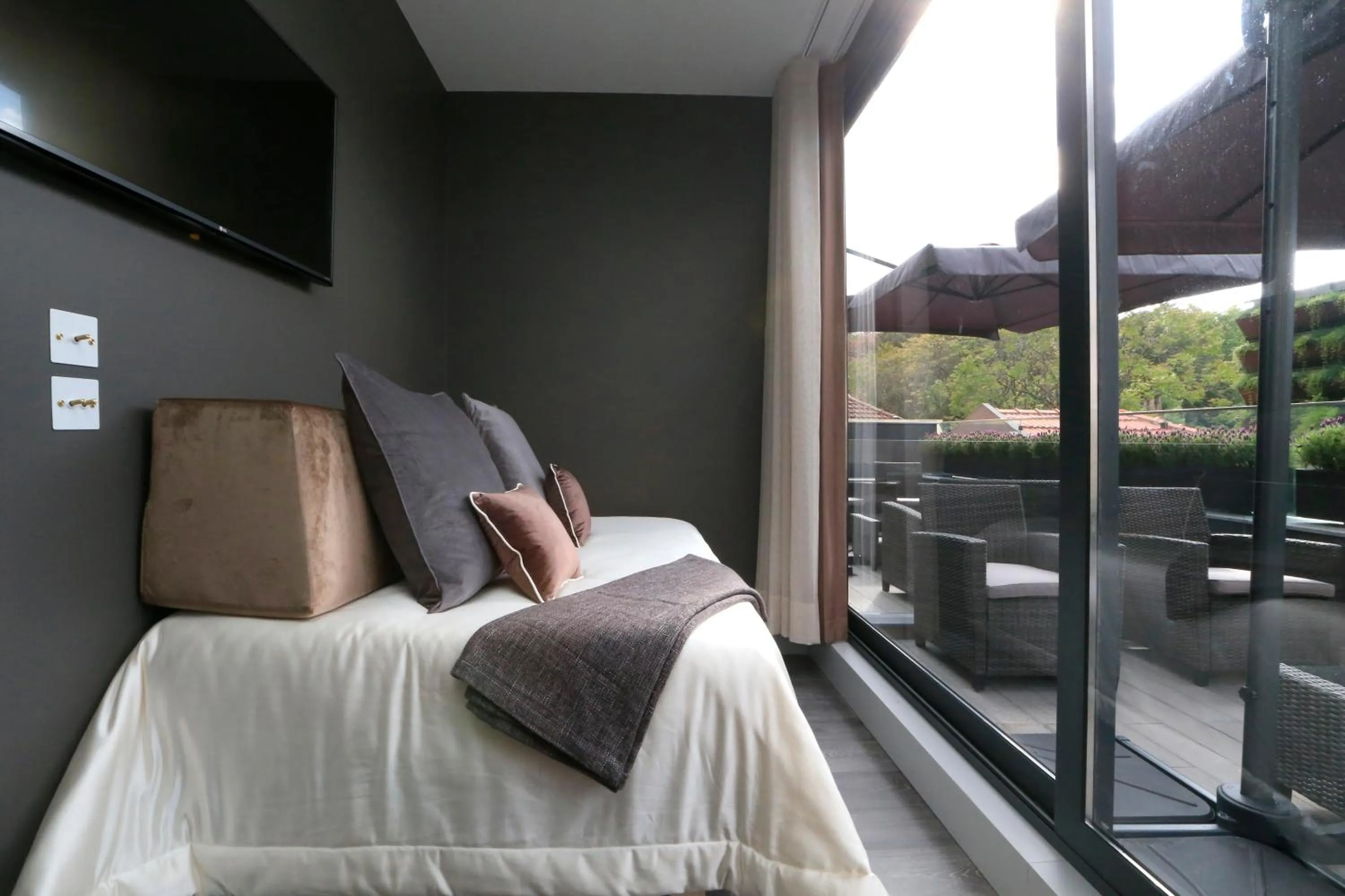 Day, Bed in Charm Flats