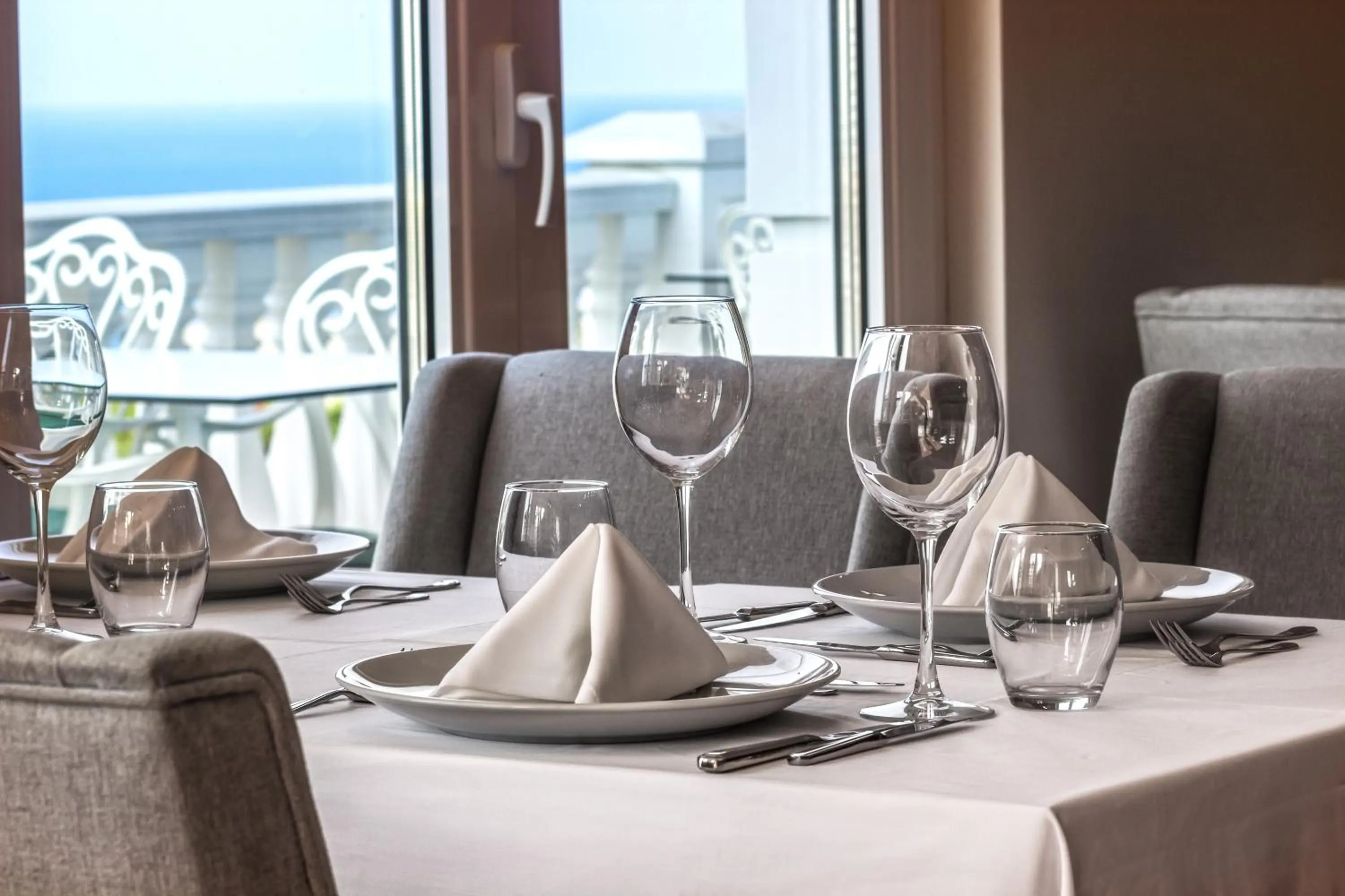 Restaurant/places to eat in Mell Hotel