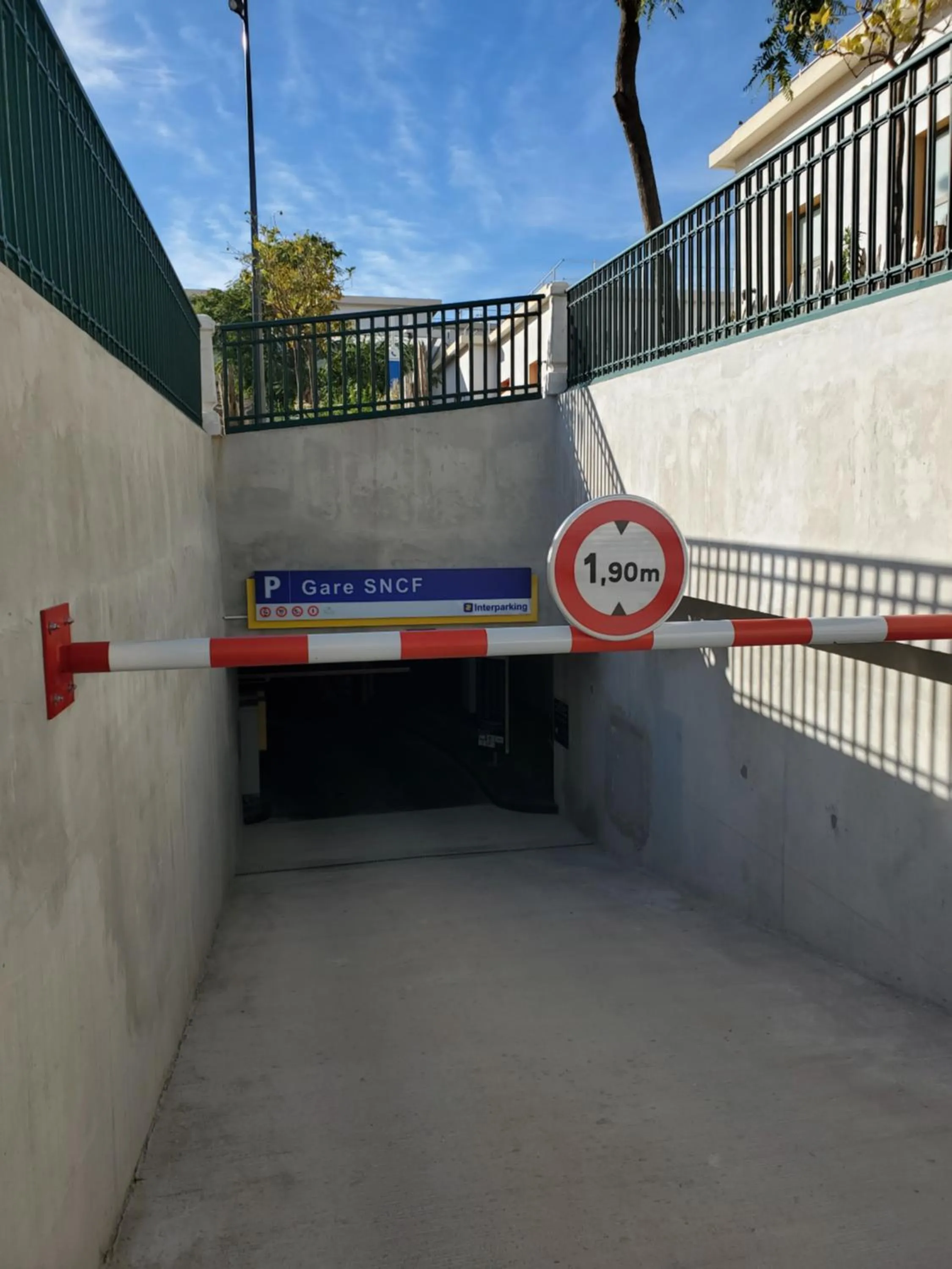 Parking in Hotel De Belgique à Menton