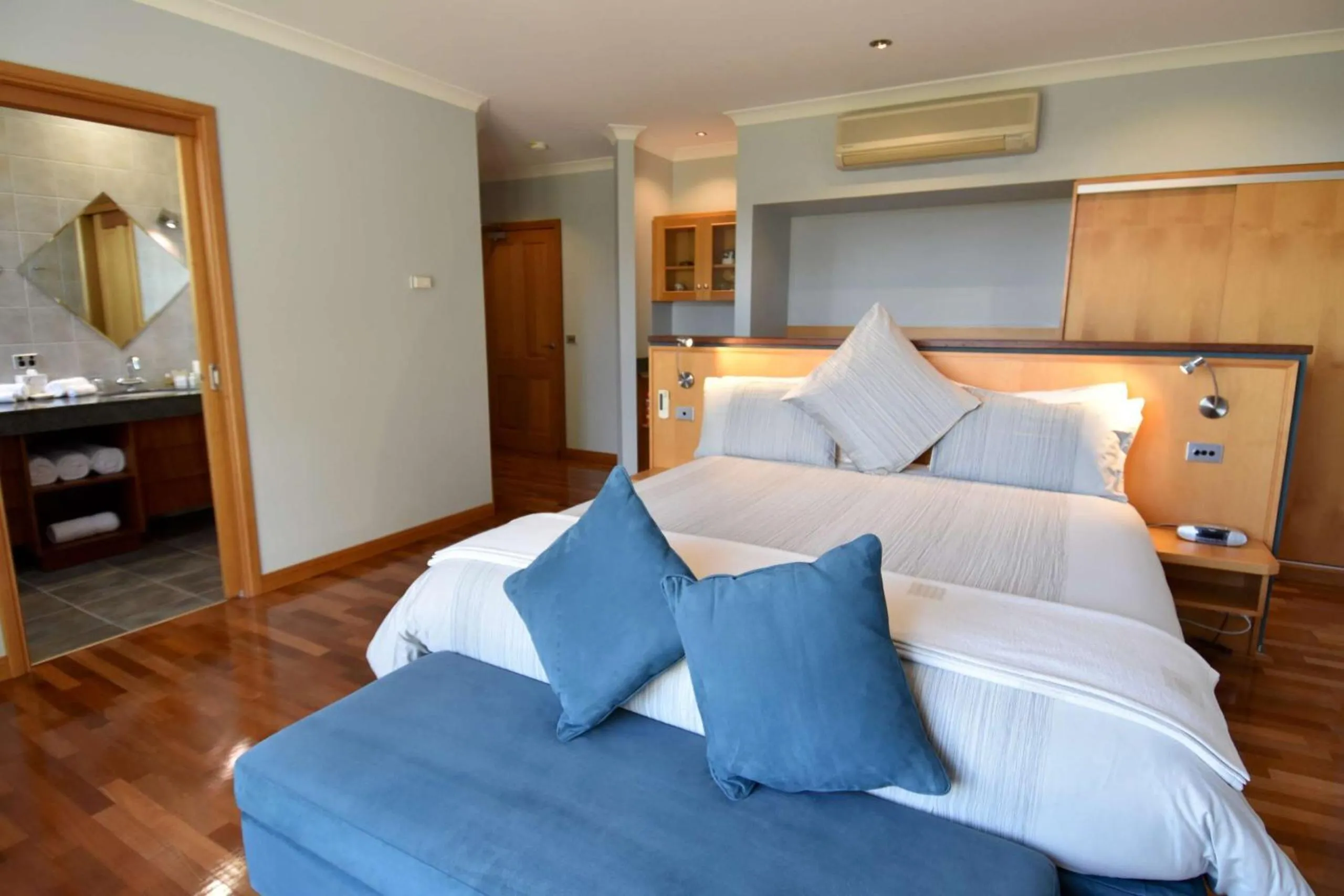 Bathroom, Bed in Meringa Springs