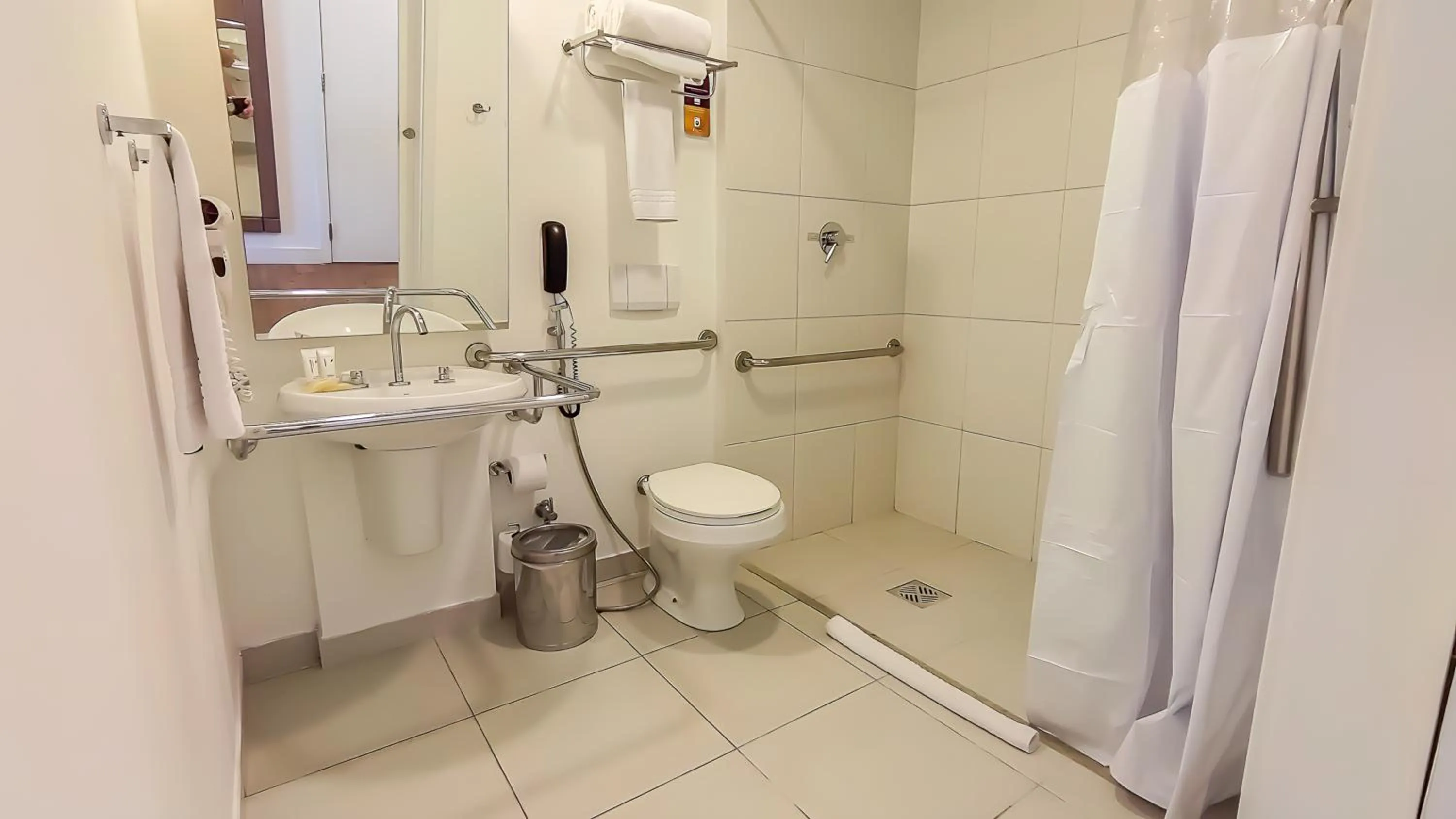 Shower in Blue Tree Towers Valinhos