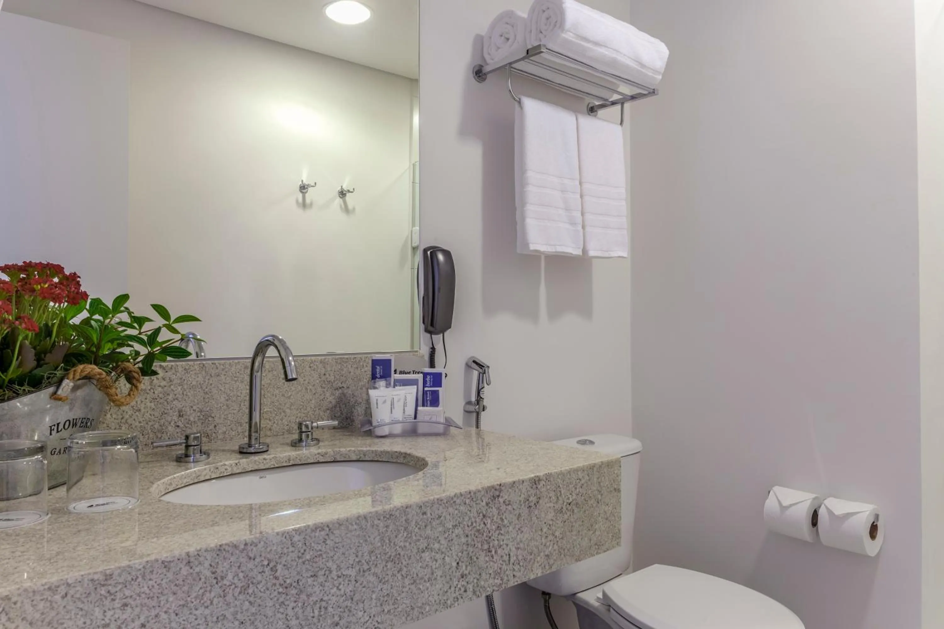 Bathroom in Blue Tree Towers Valinhos