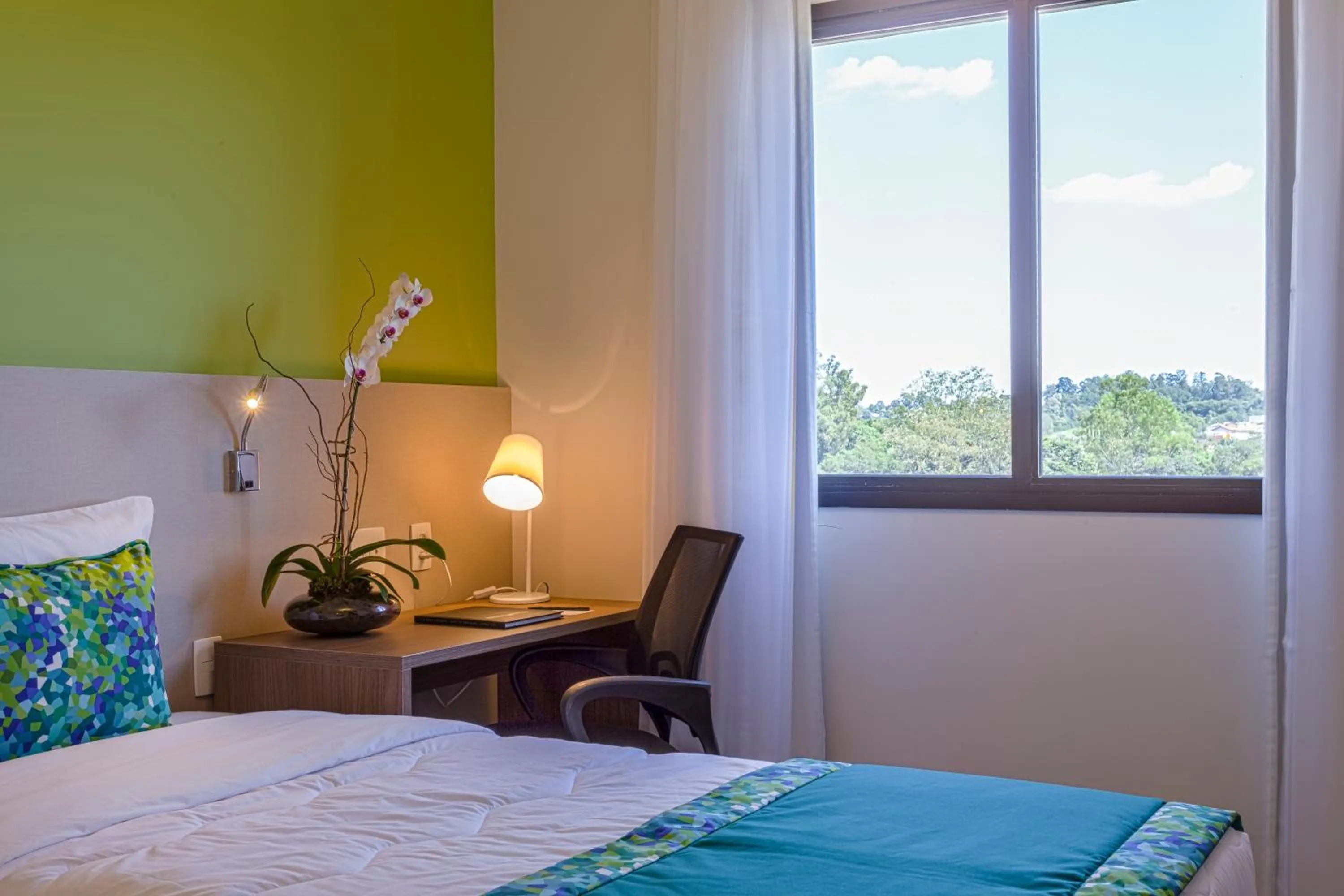 View (from property/room), Bed in Blue Tree Towers Valinhos