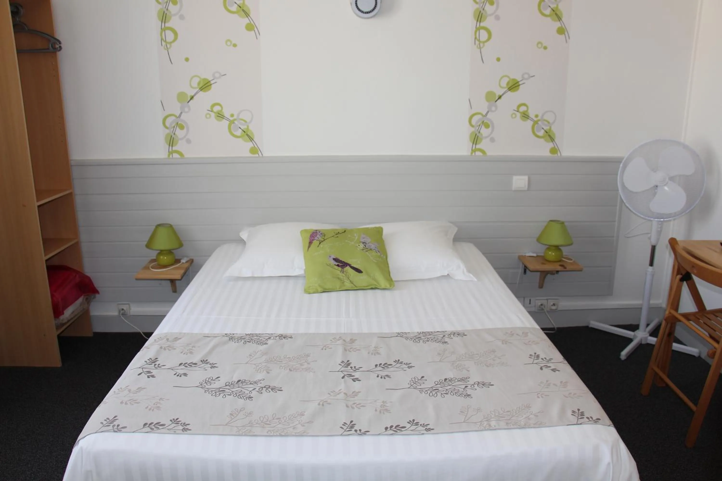 Shower, Bed in Hotel d'Orléans