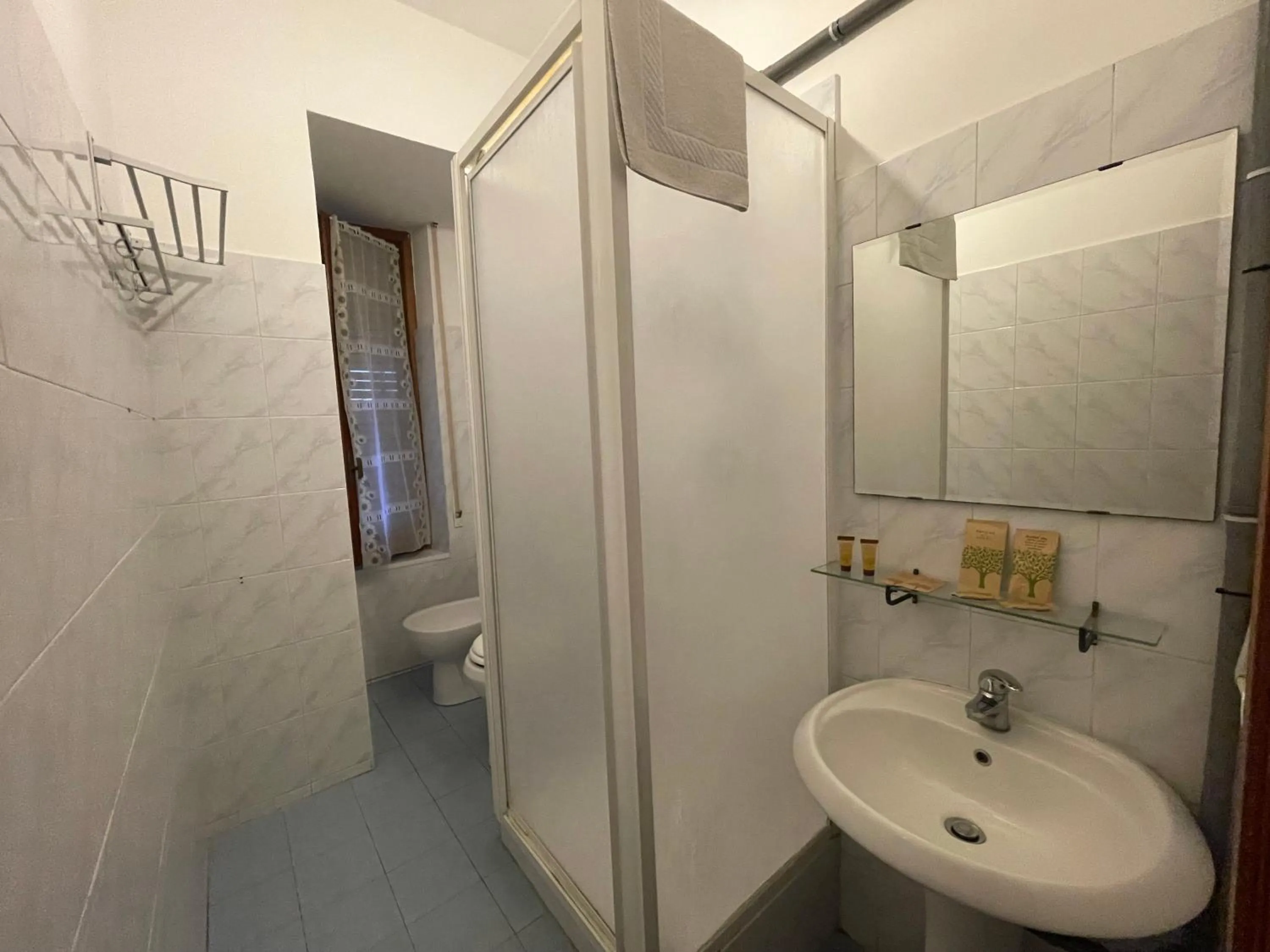 Shower in Cavour16 rent bedrooms