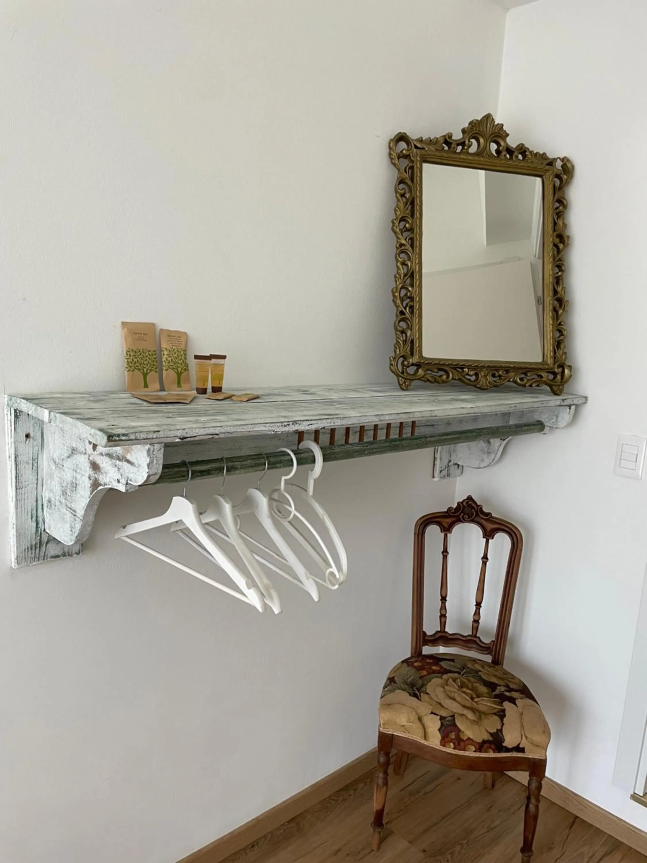 wardrobe in Cavour16 rent bedrooms