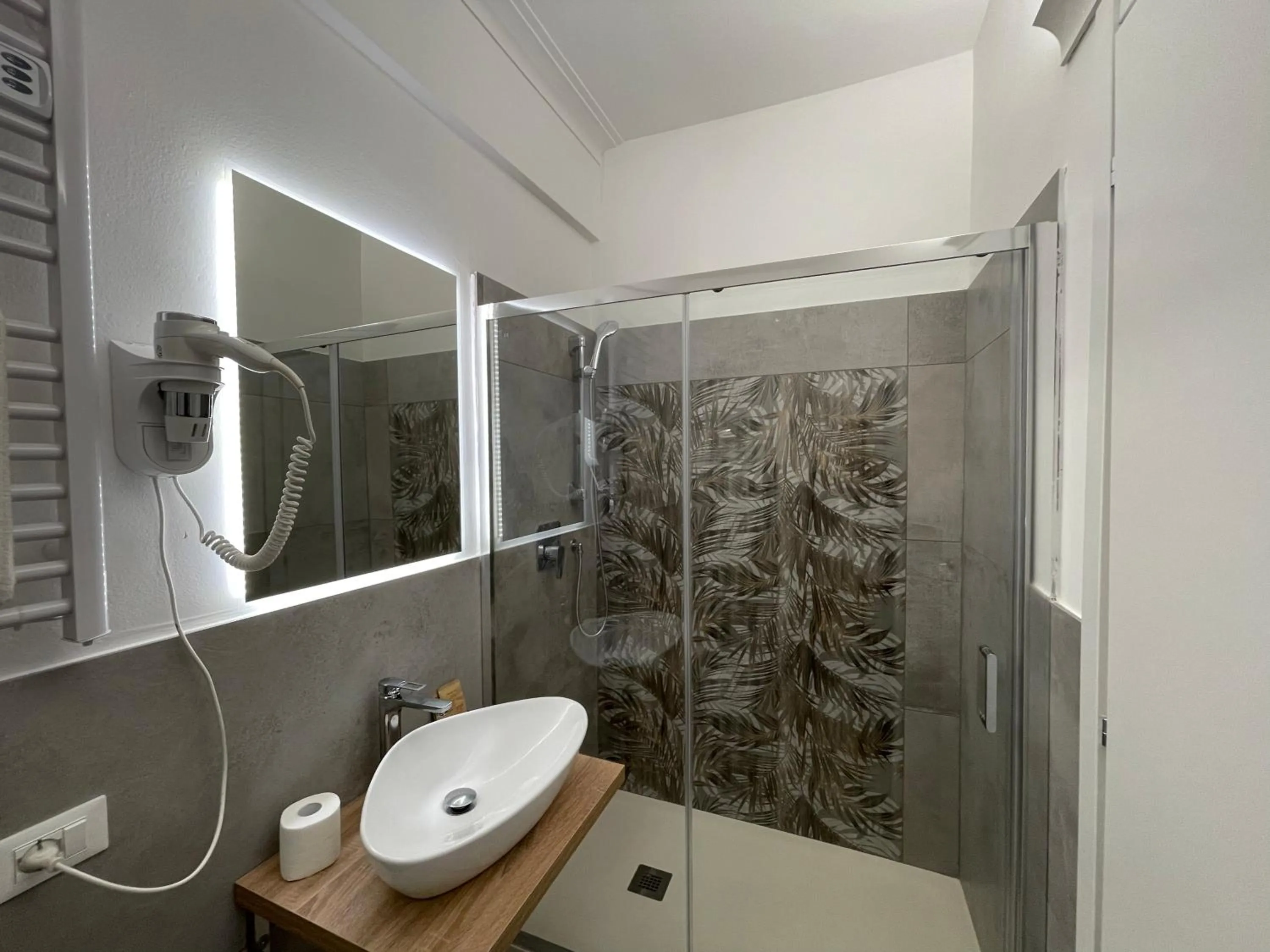 Shower in Cavour16 rent bedrooms