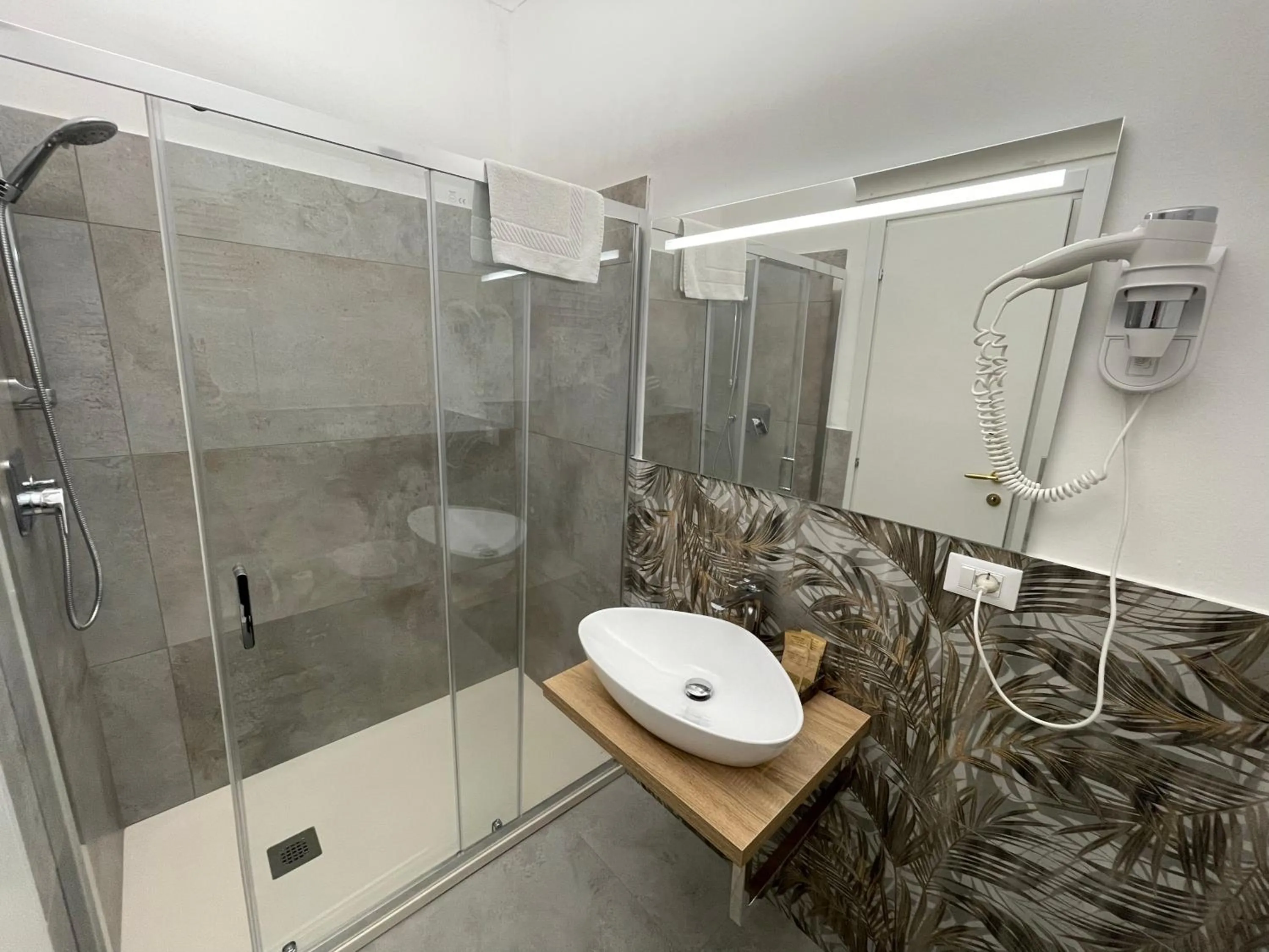 Shower in Cavour16 rent bedrooms