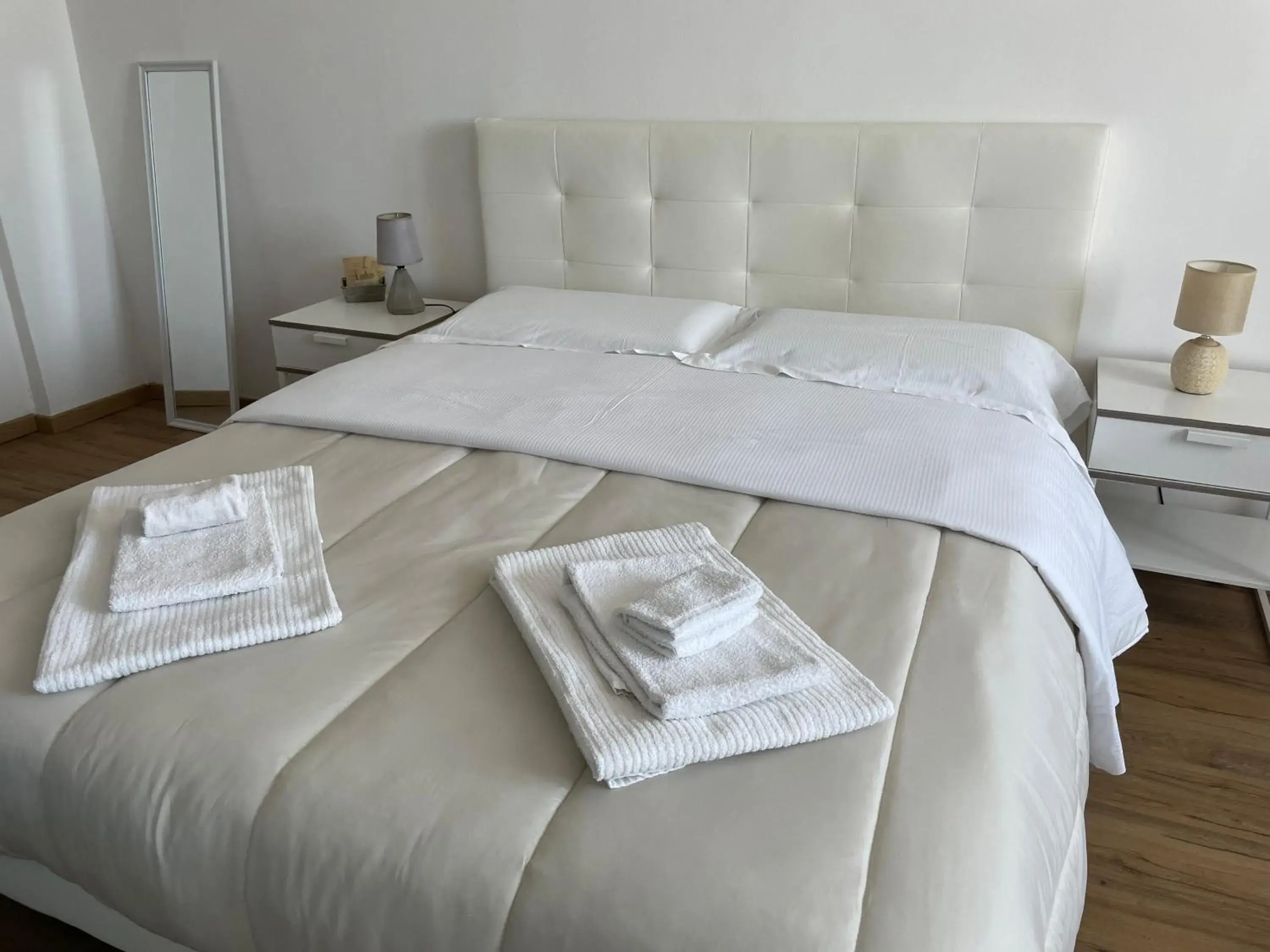Basic Triple Room with Shared Bathroom - single occupancy in Cavour16 rent bedrooms Basic Triple Room with Shared Bathroom - single occupancy in Cavour16 rent bedrooms