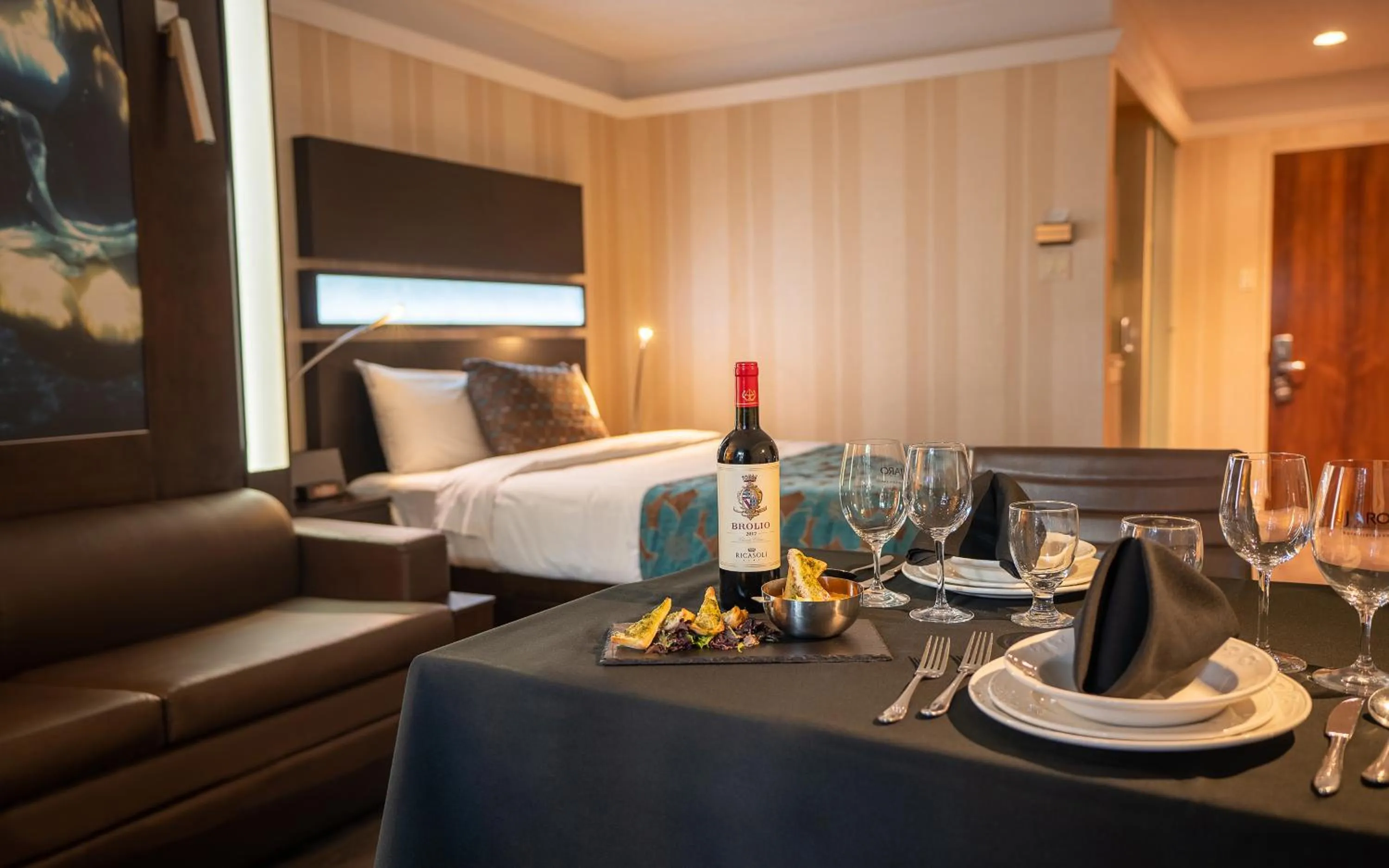 room service in Hôtel Québec Inn par JARO