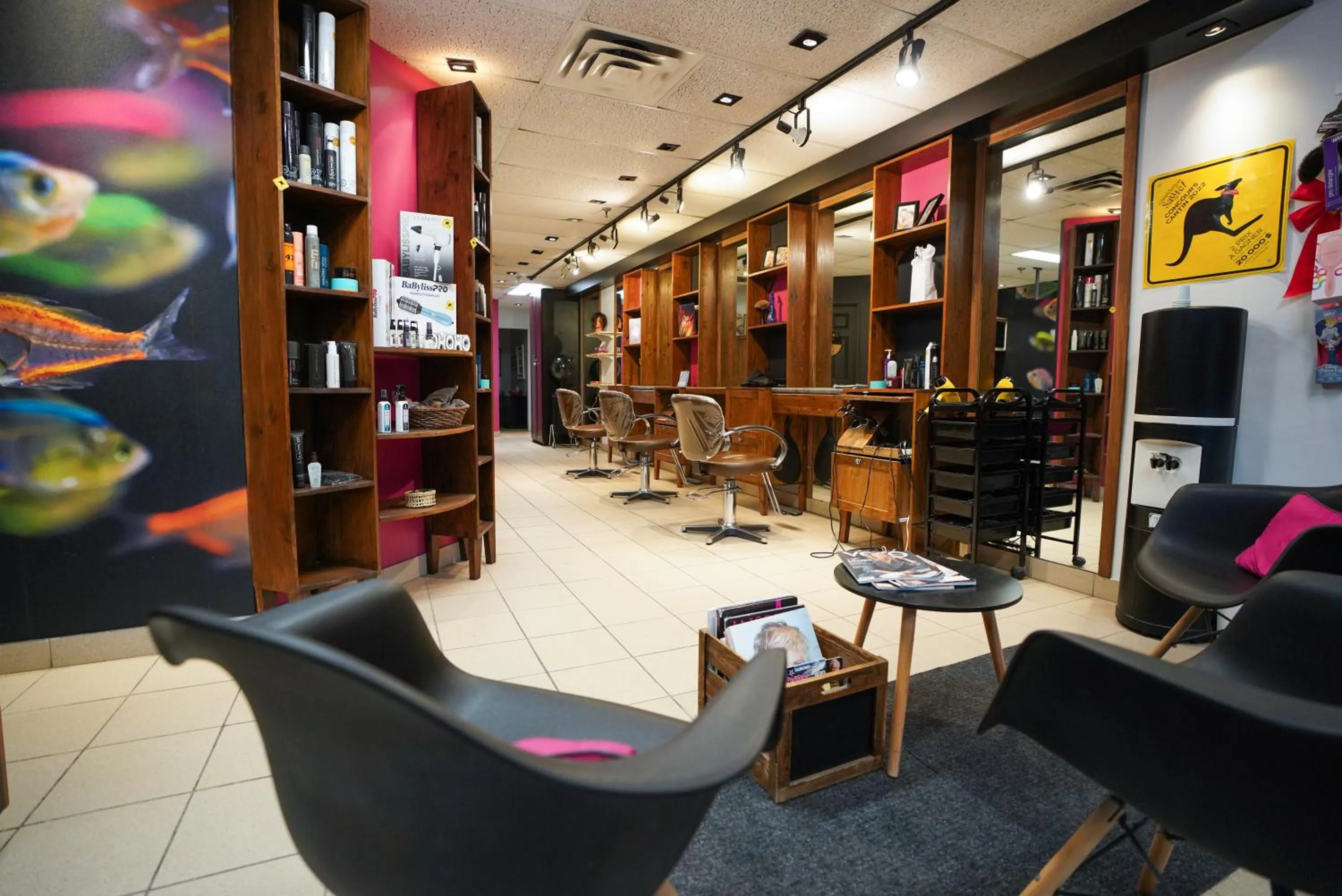 hair dresser in Hôtel Québec Inn par JARO