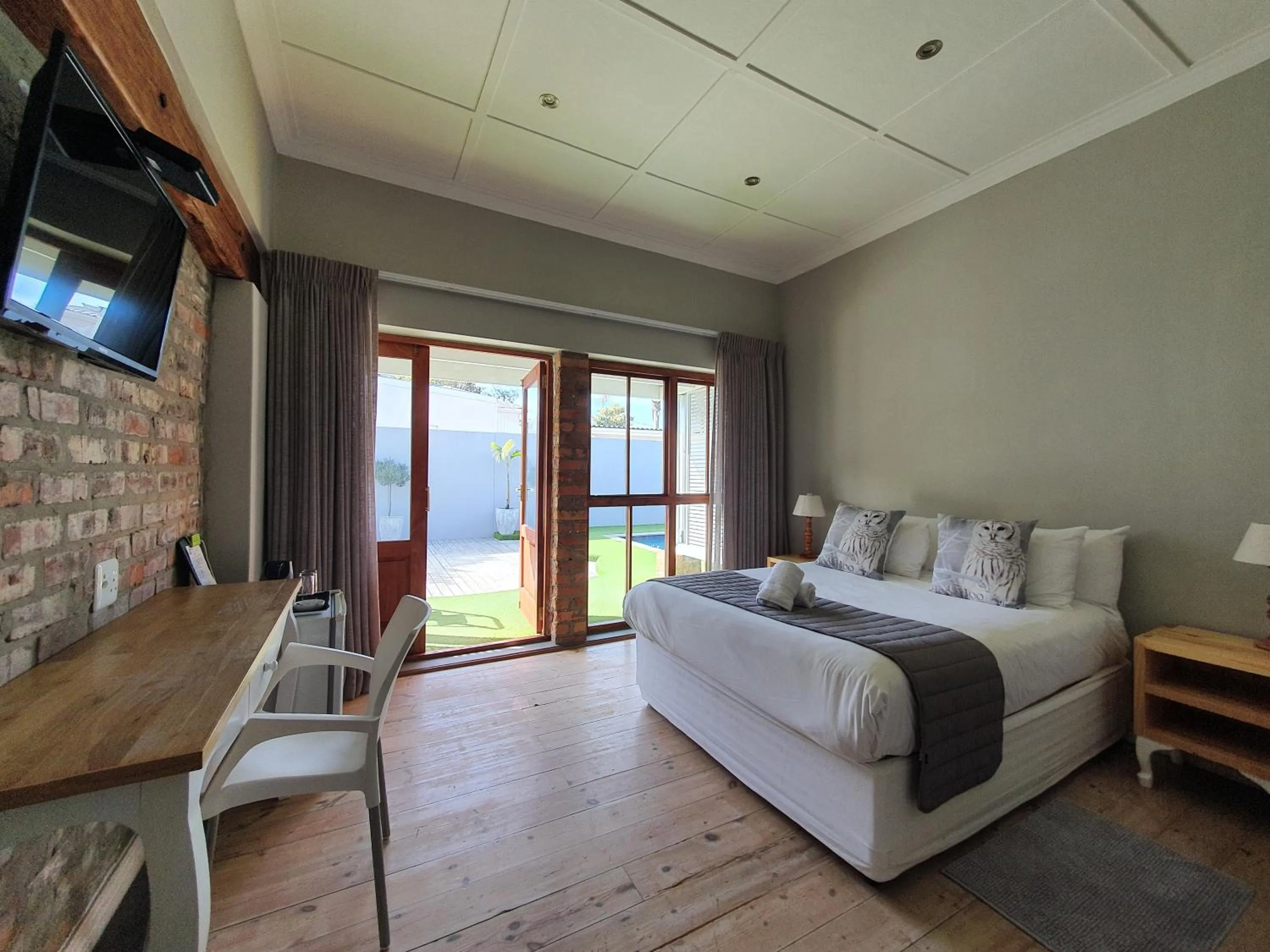 Photo of the whole room, Bed in Two Fat Owls Guesthouse