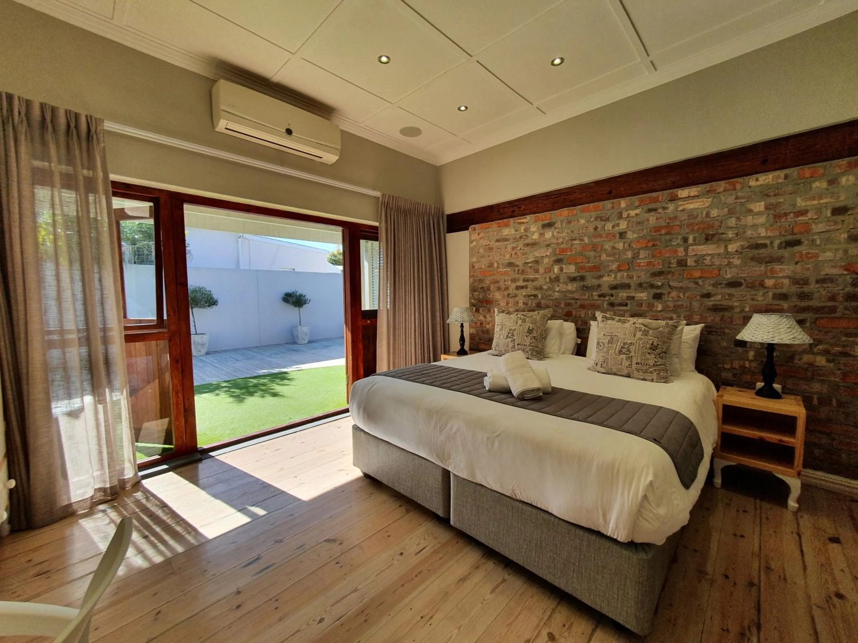 Photo of the whole room, Bed in Two Fat Owls Guesthouse