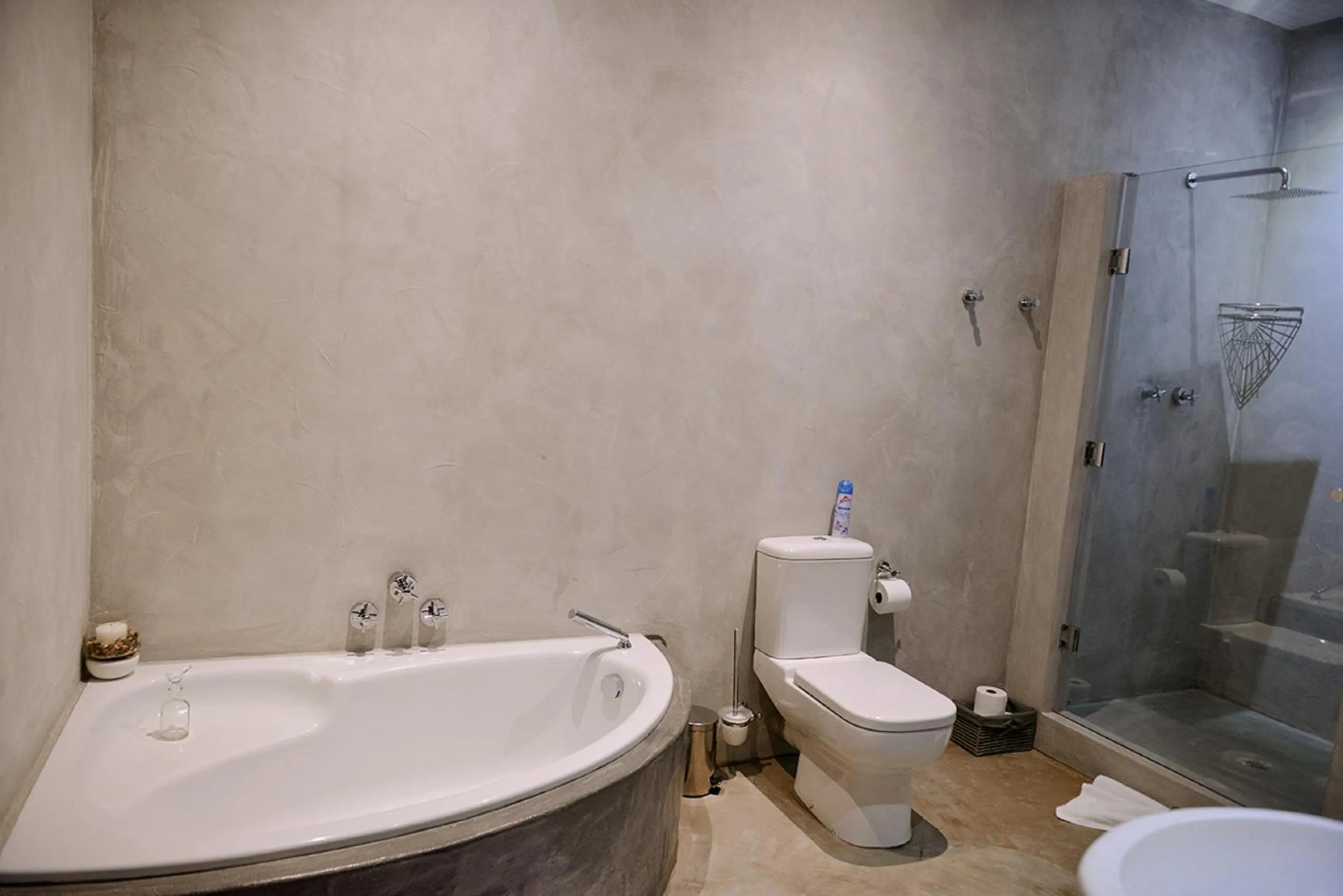 Shower in Two Fat Owls Guesthouse