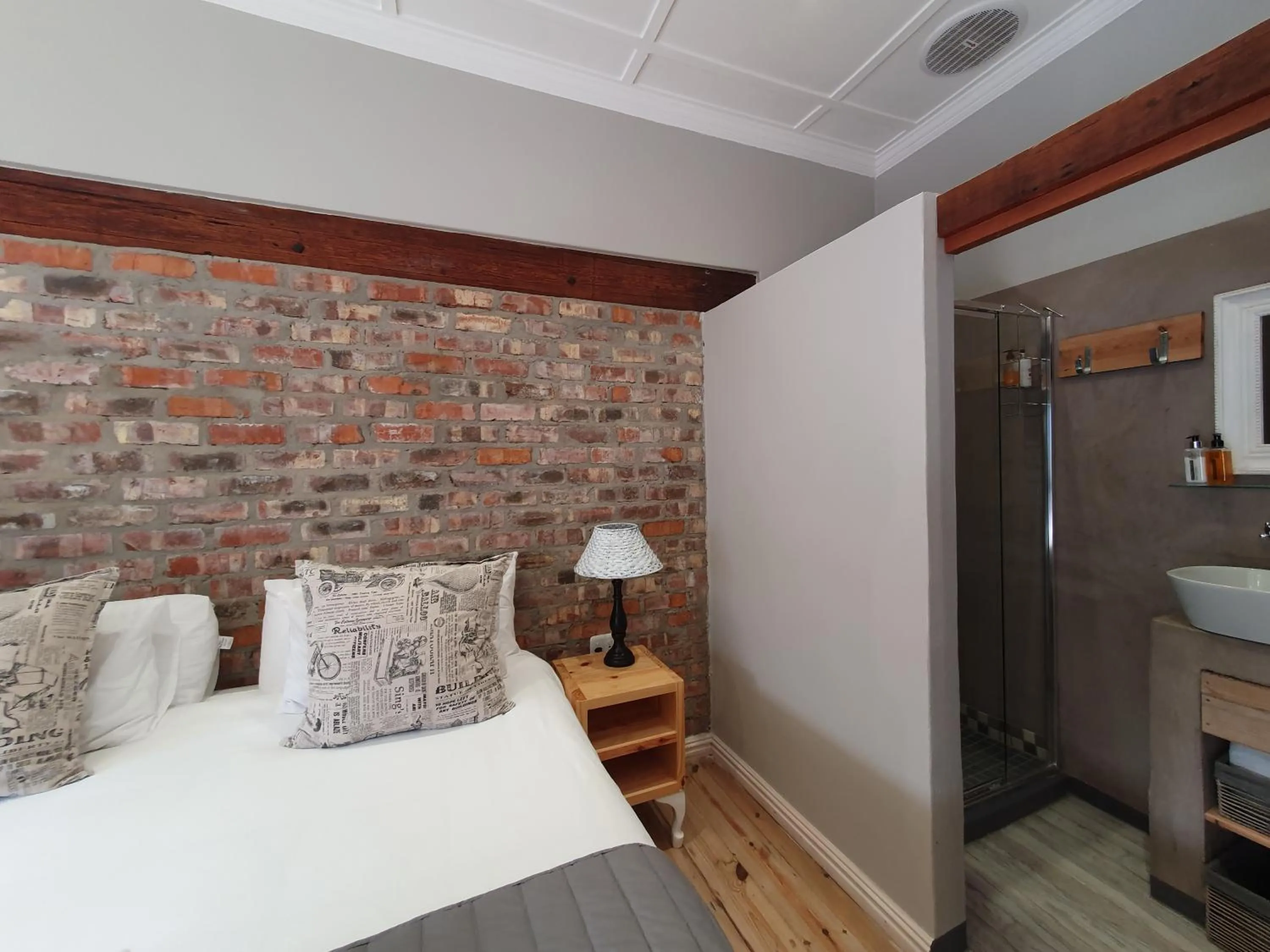 Bed in Two Fat Owls Guesthouse