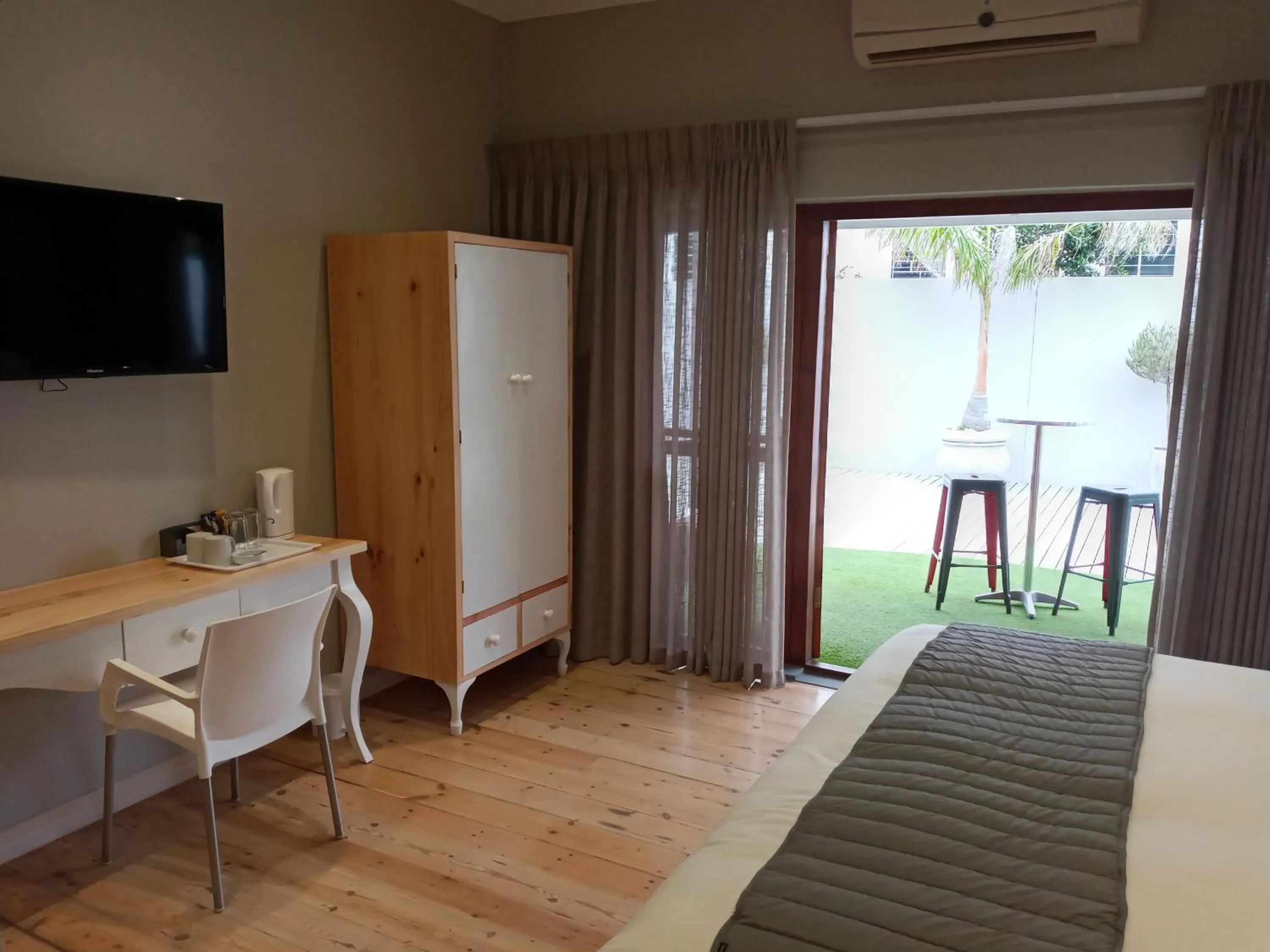 TV and multimedia in Two Fat Owls Guesthouse