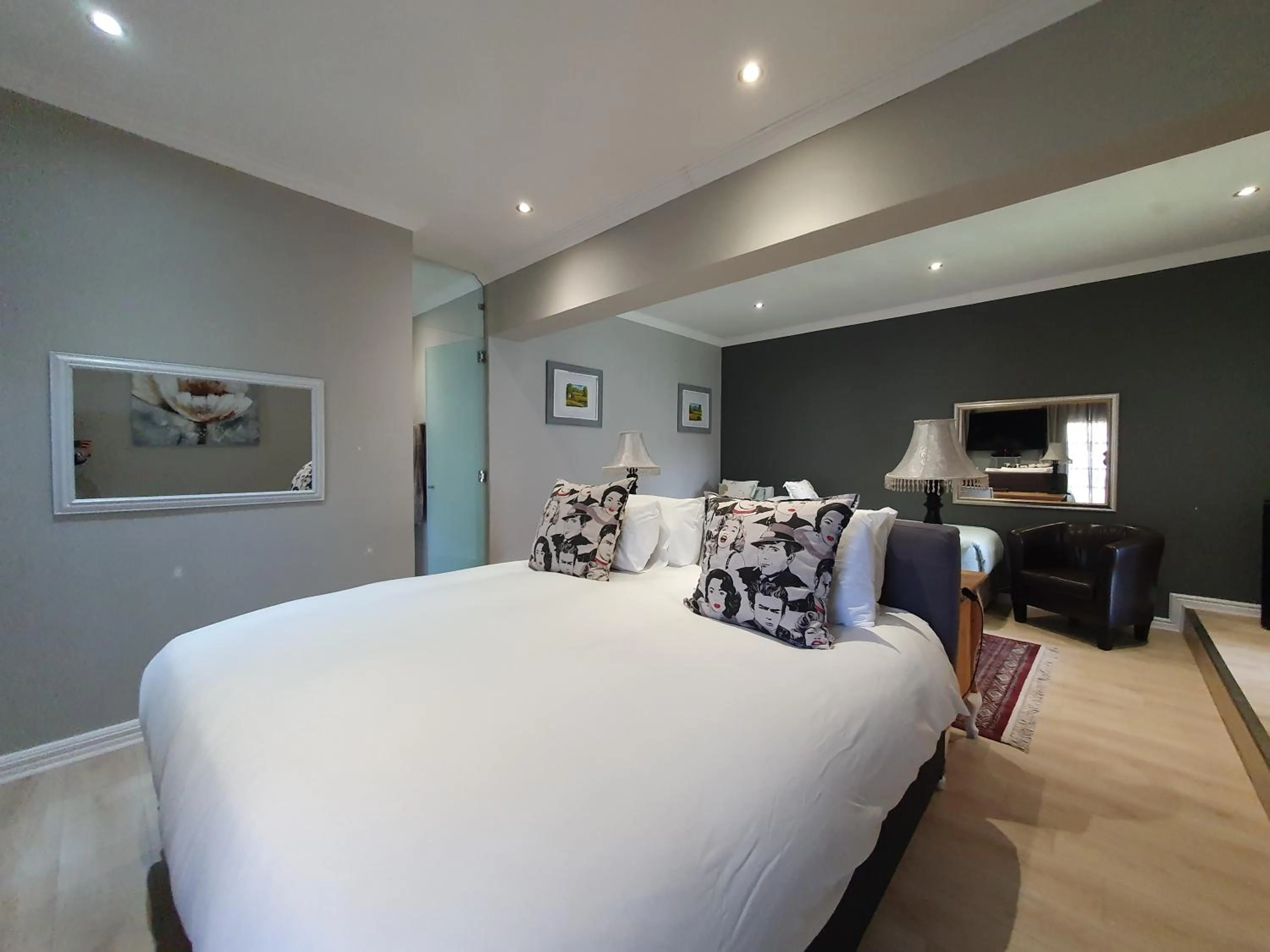 Seating area, Bed in Two Fat Owls Guesthouse