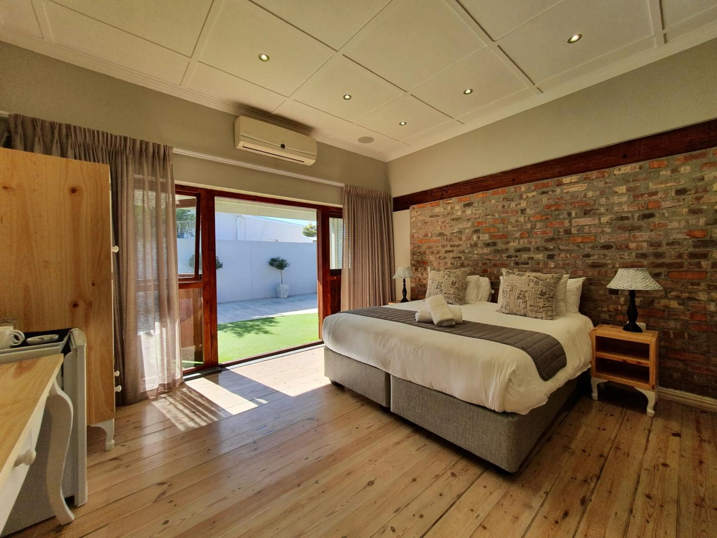 Photo of the whole room, Bed in Two Fat Owls Guesthouse