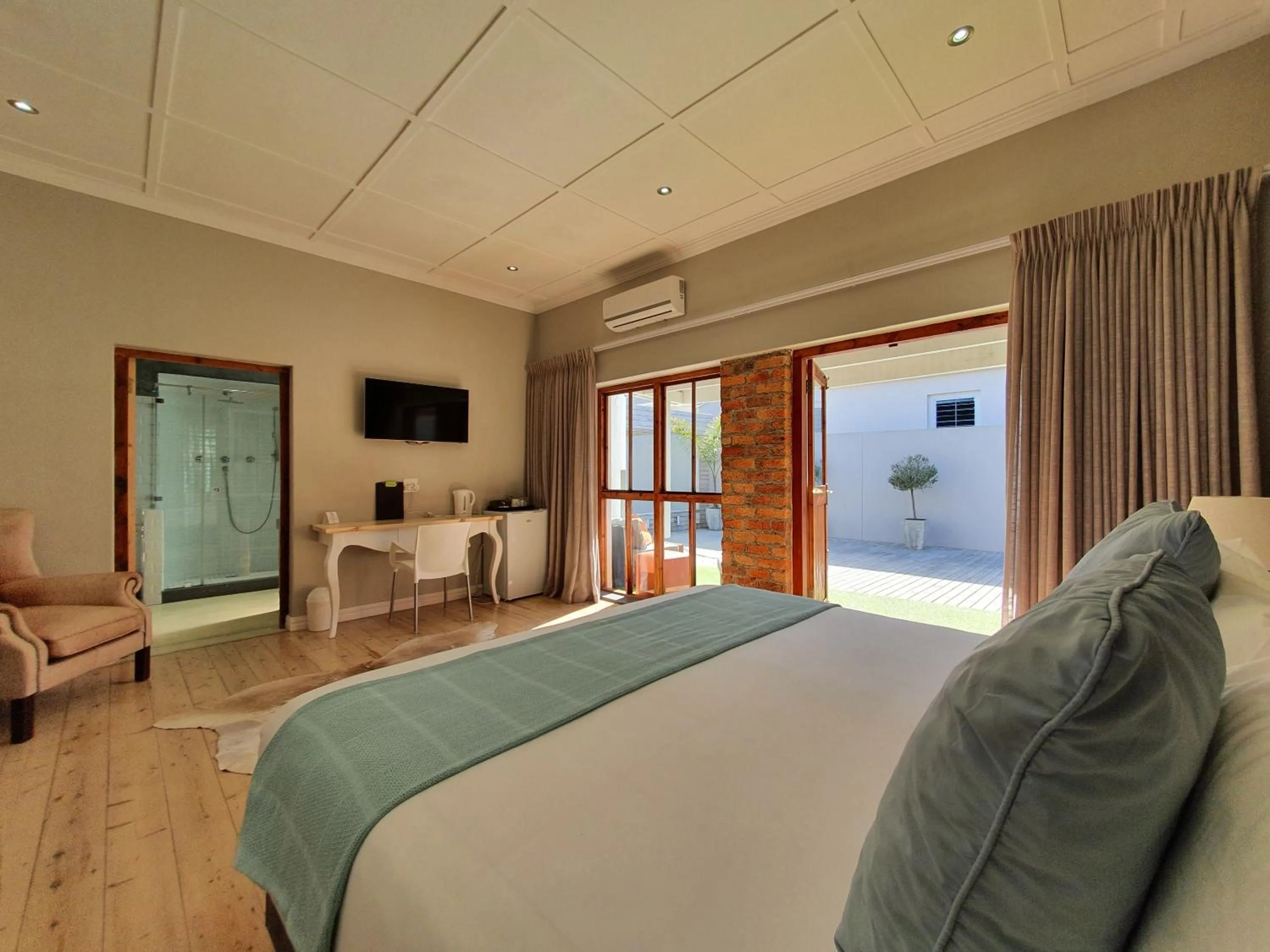 Photo of the whole room, Bed in Two Fat Owls Guesthouse