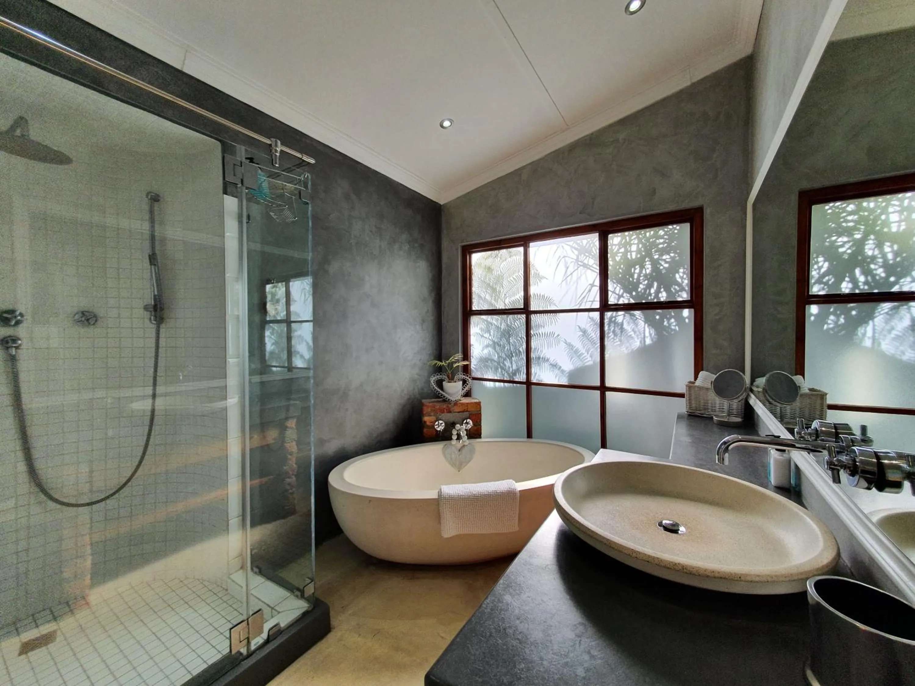 Shower in Two Fat Owls Guesthouse