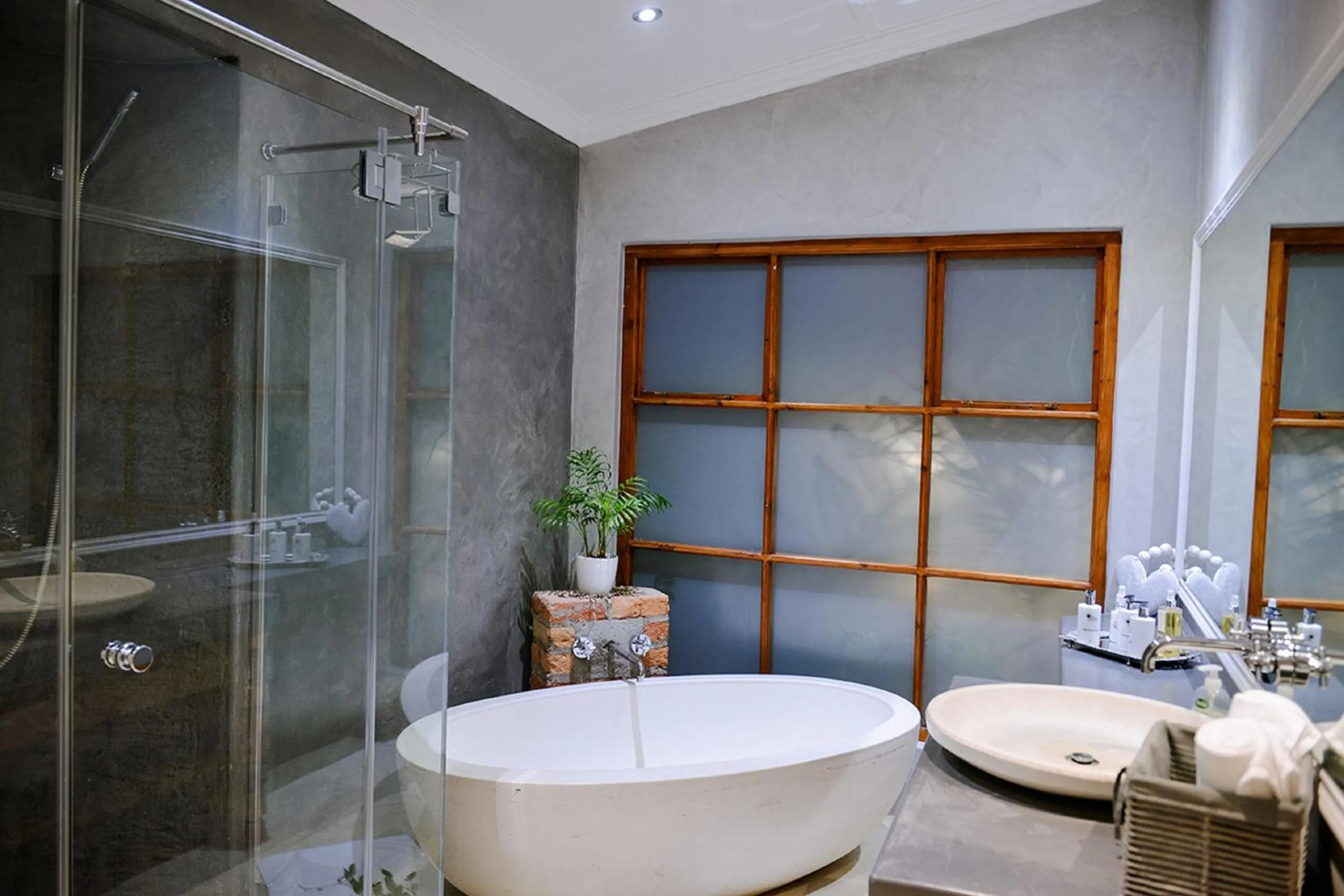 Shower in Two Fat Owls Guesthouse