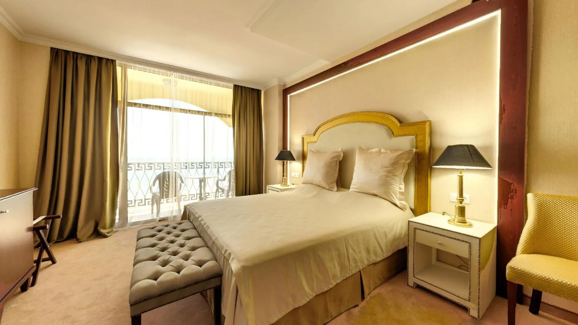 Photo of the whole room, Bed in Imperial Palace Hotel