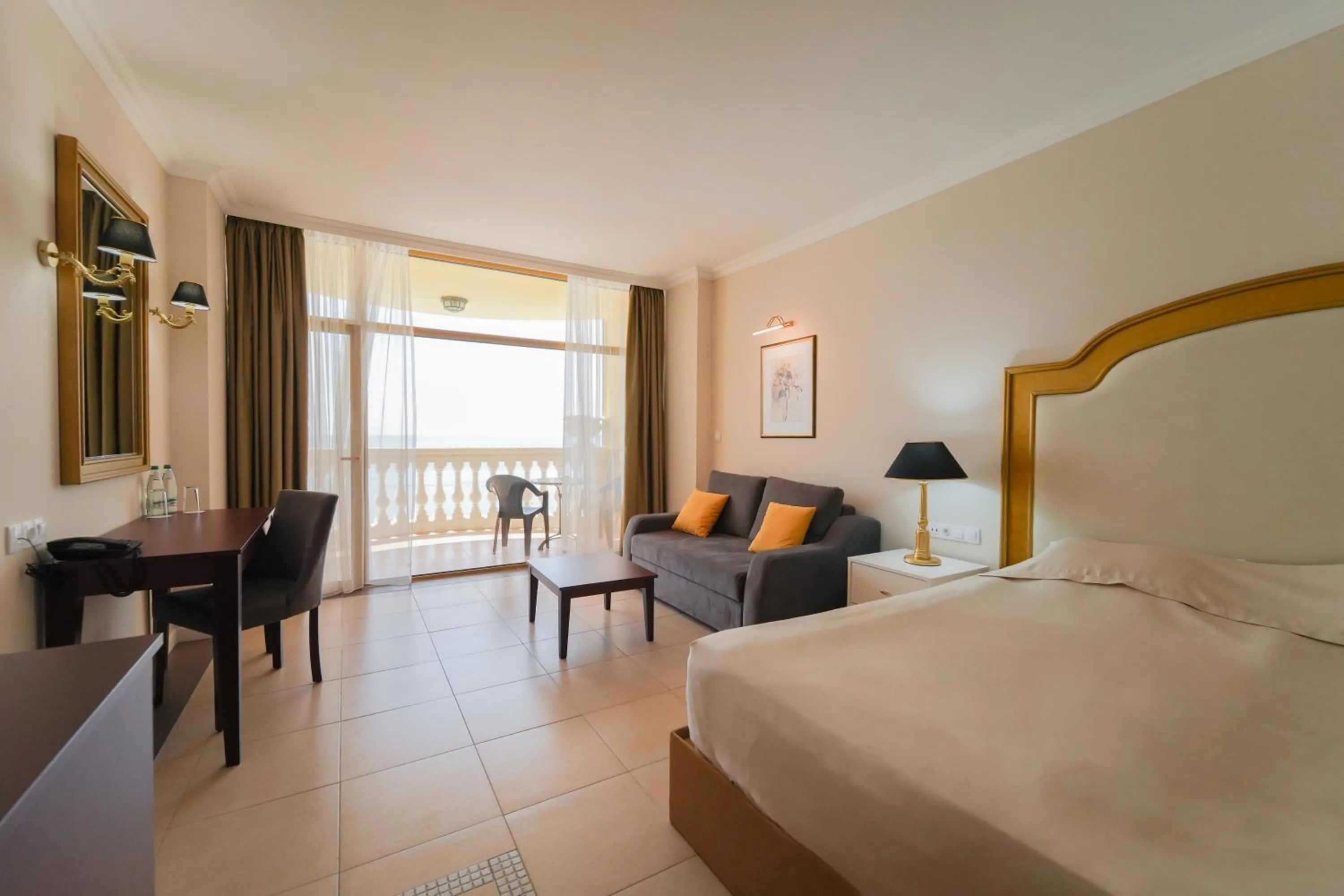 Photo of the whole room, Bed in Imperial Palace Hotel