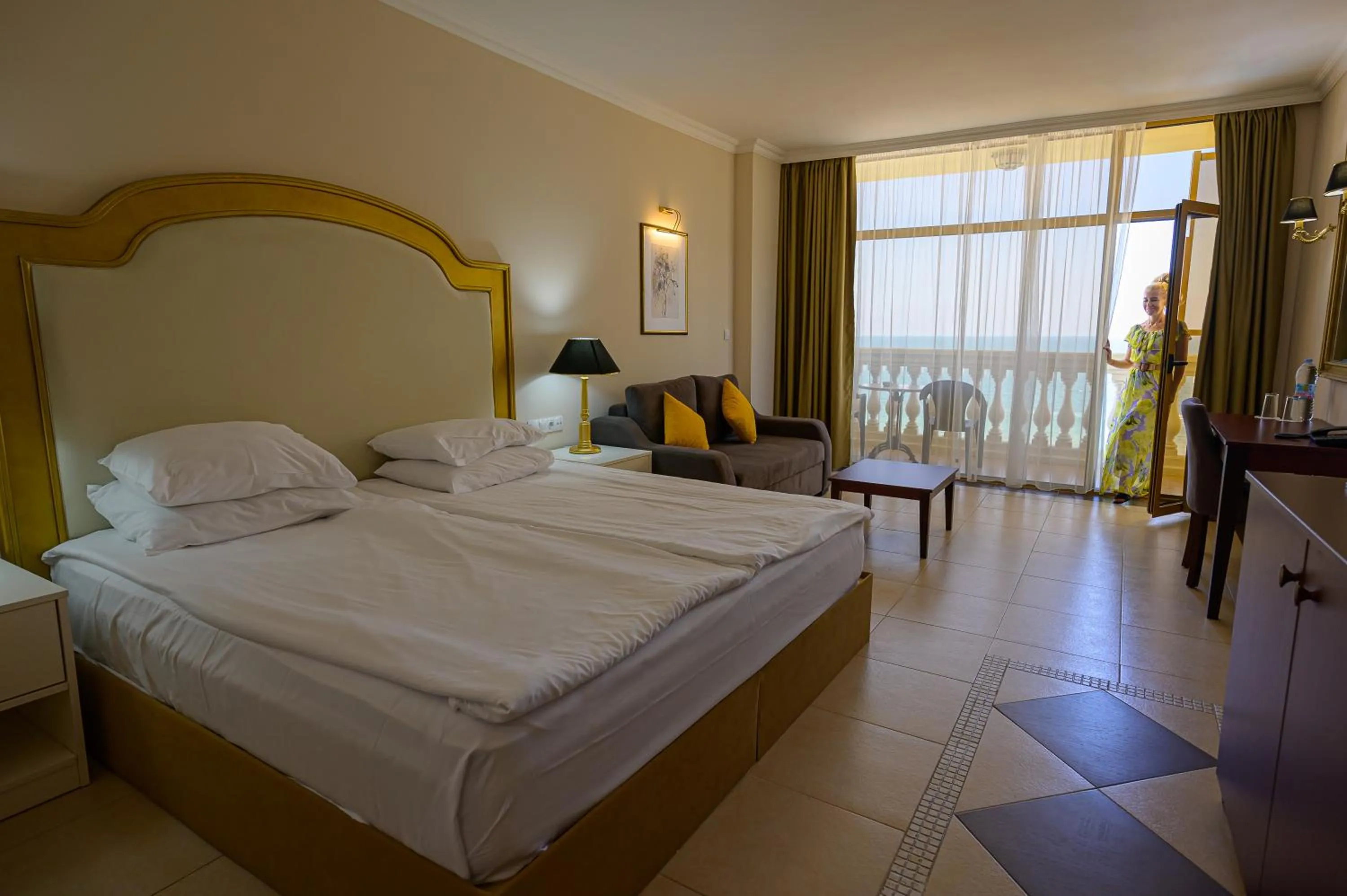 Photo of the whole room, Bed in Imperial Palace Hotel