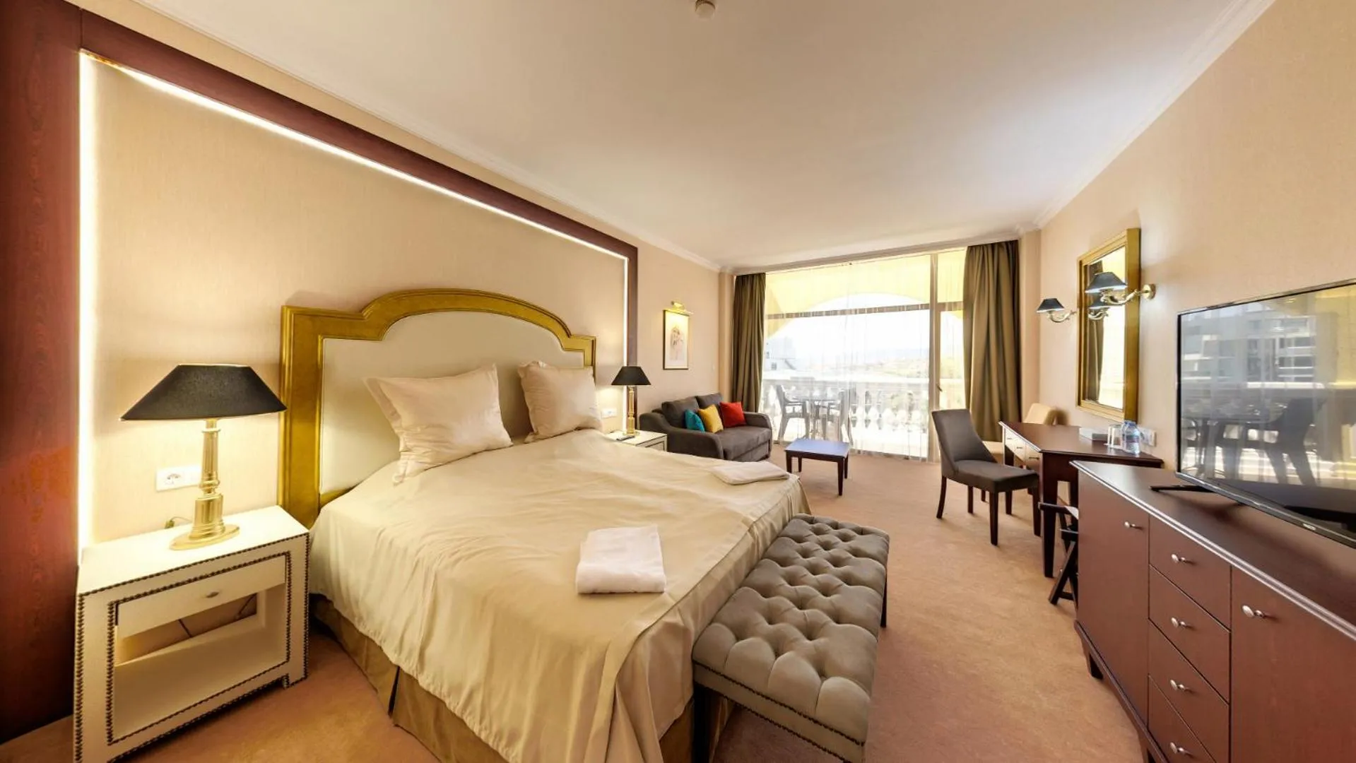 Photo of the whole room, Bed in Imperial Palace Hotel