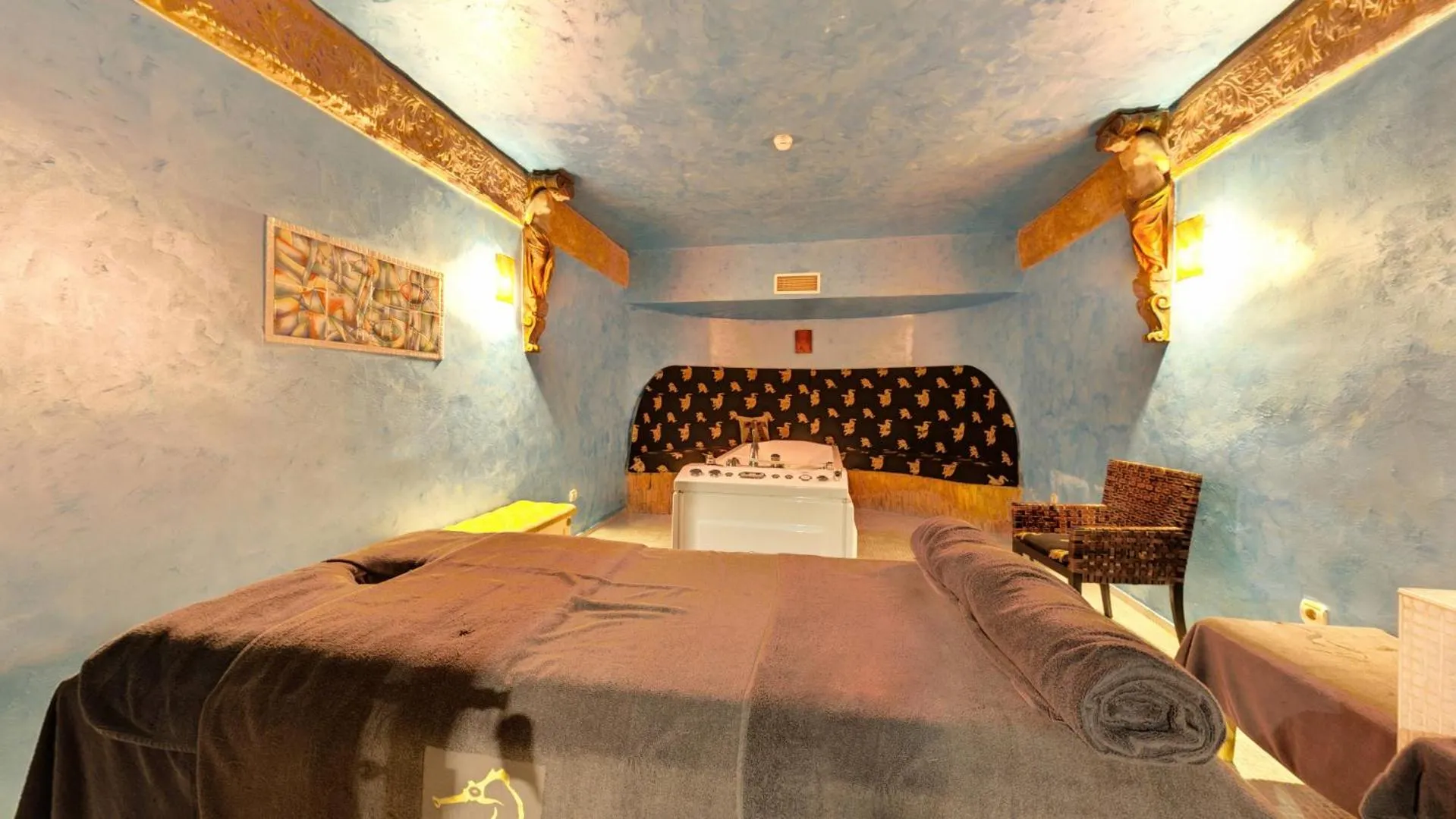 Hot Tub, Bed in Imperial Palace Hotel