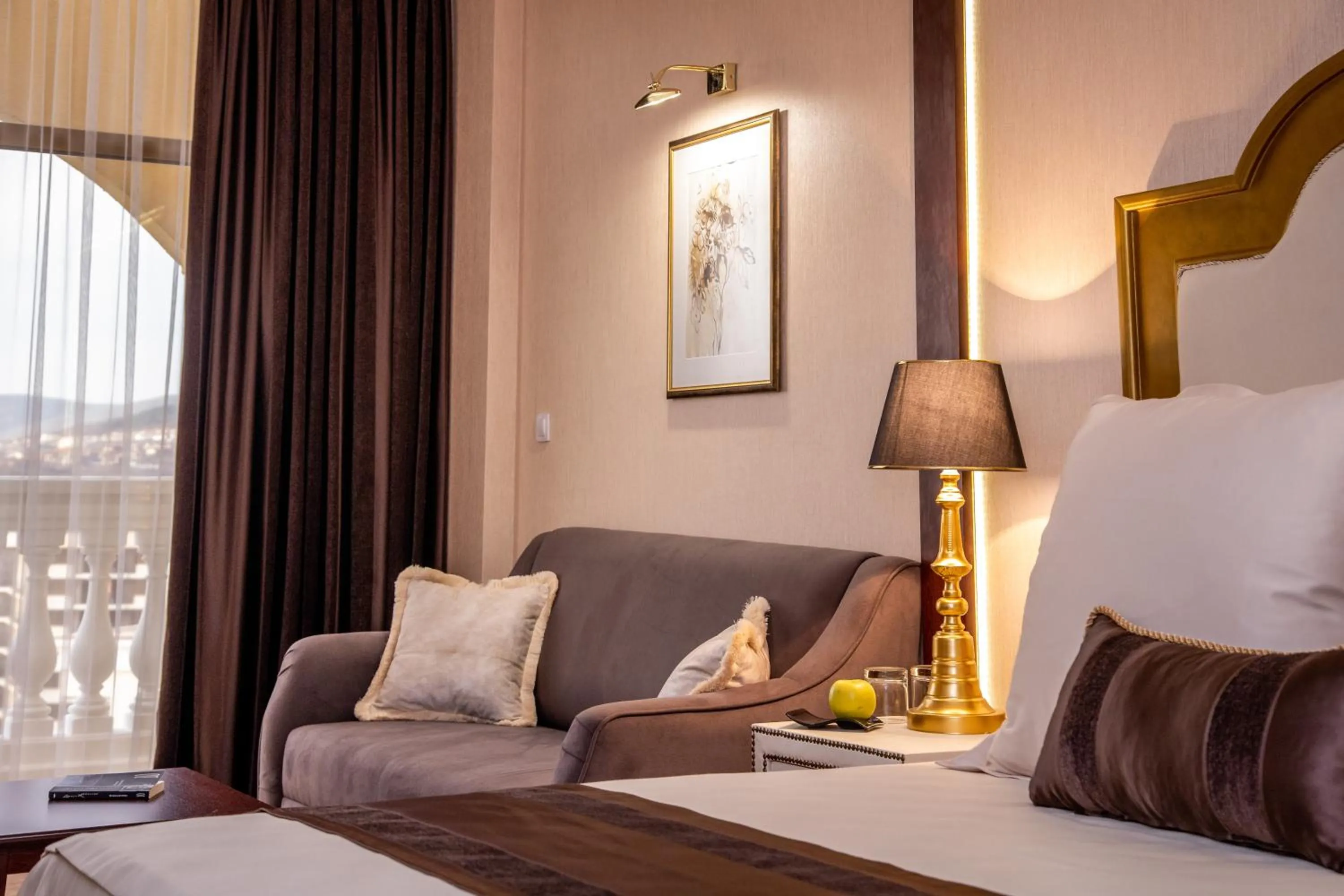 Photo of the whole room, Bed in Imperial Palace Hotel